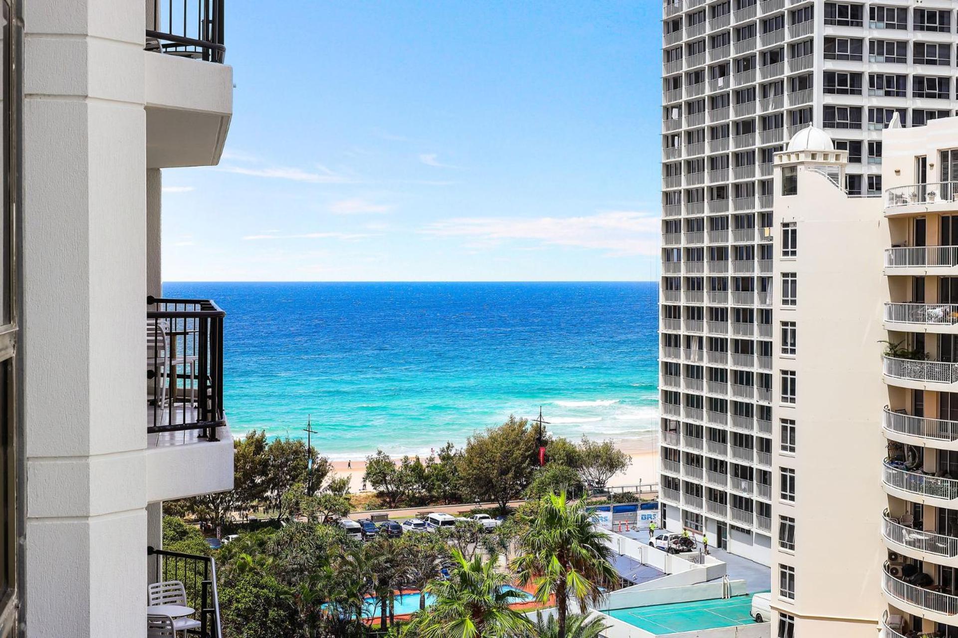 New Stunning Surfers Apartment. Apartment