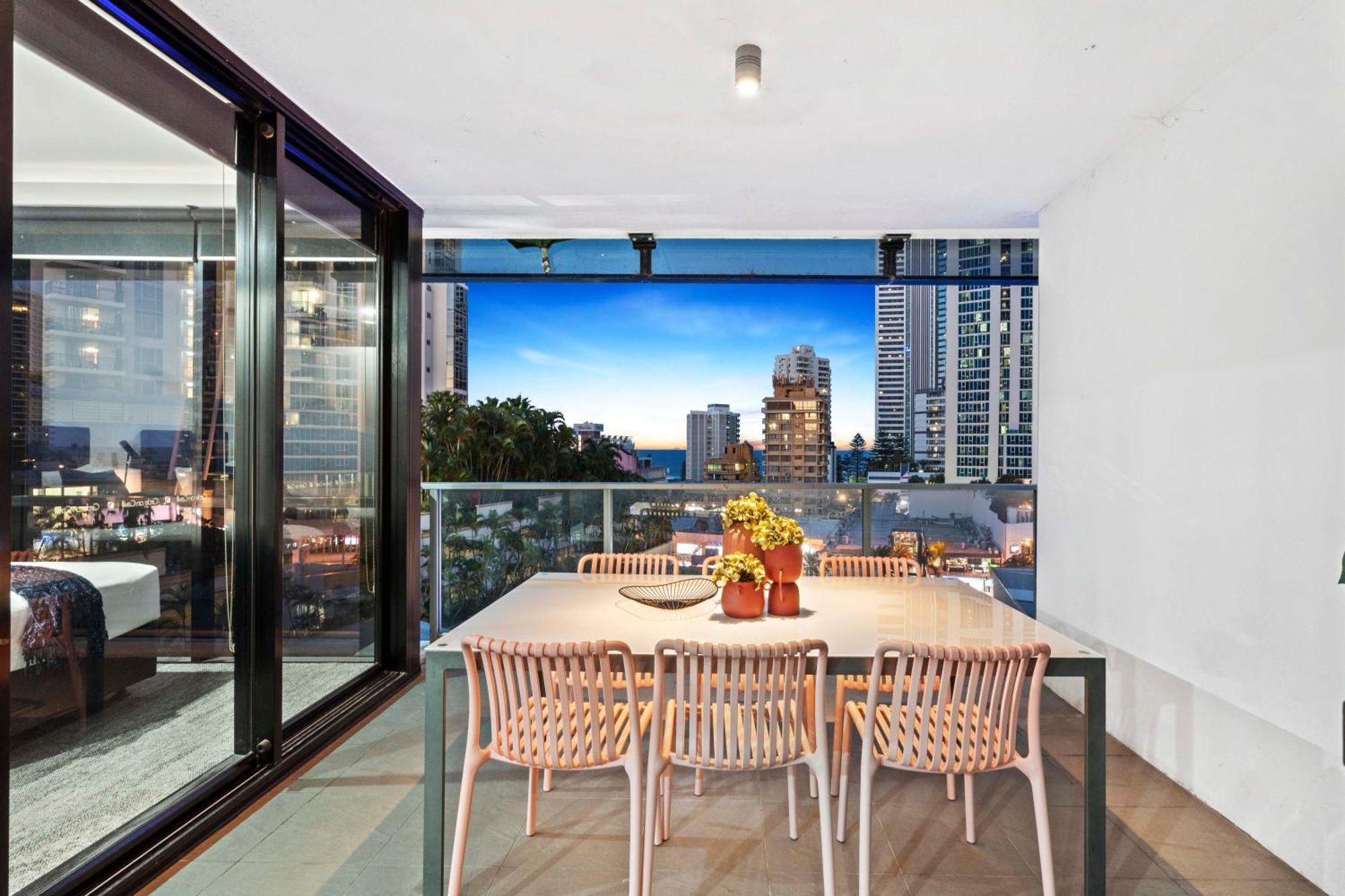 Circle On Cavill - Self Contained & Privately Managed - Wow