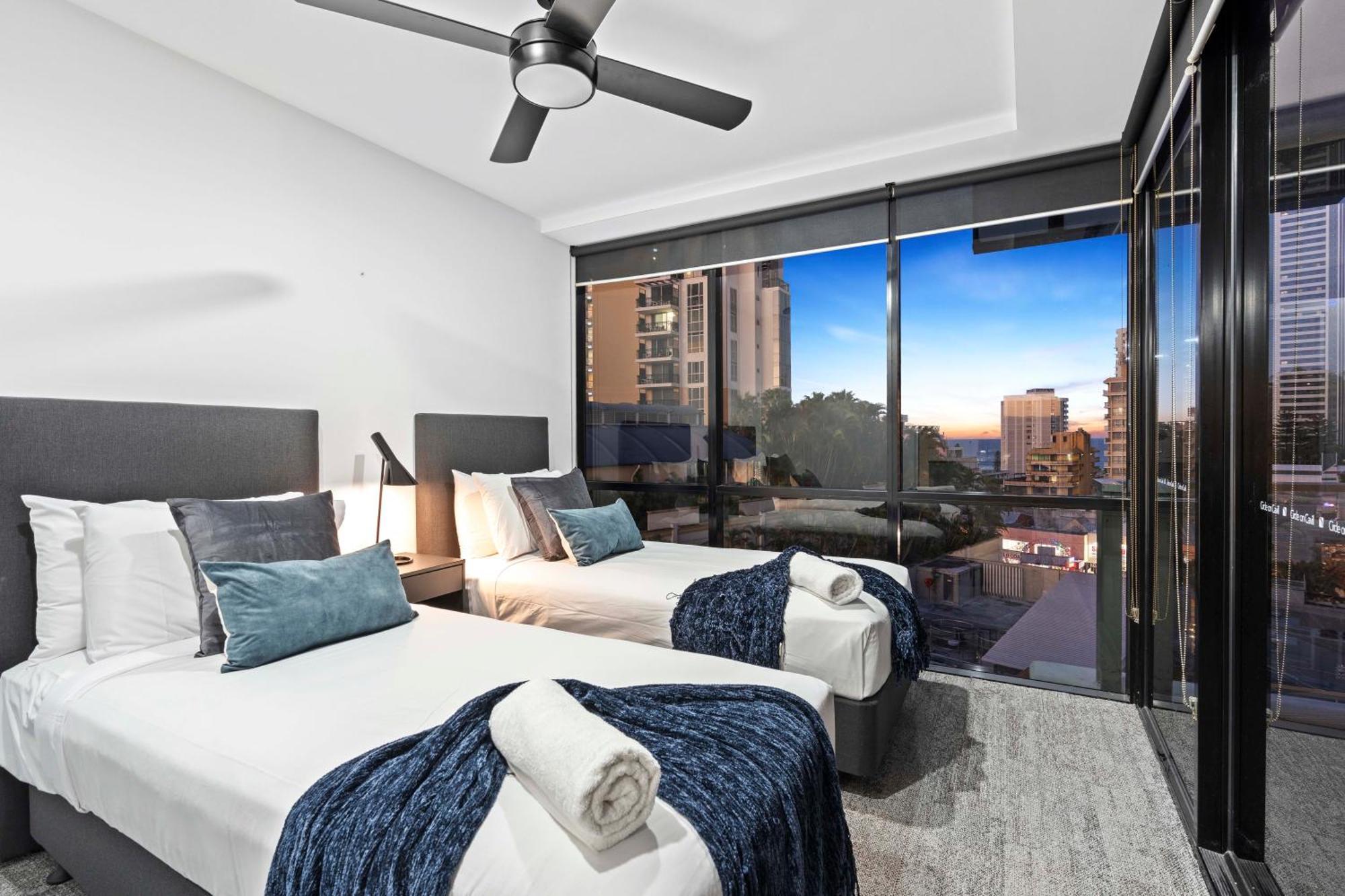 Apartment Circle On Cavill - Self Contained & Privately Managed - Wow