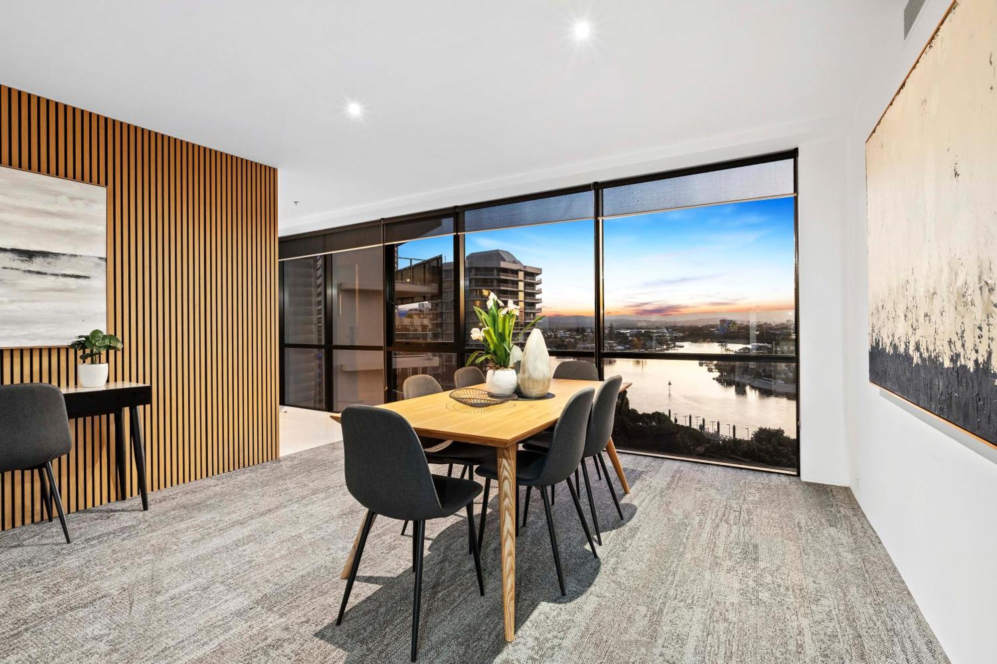 Circle On Cavill - Self Contained & Privately Managed - Wow