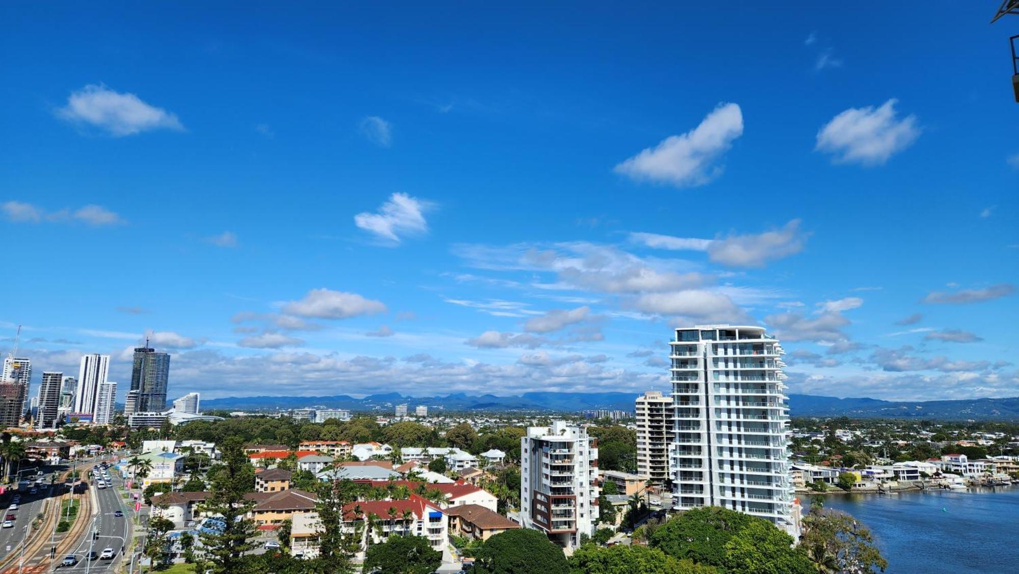 Surfers Hawaiian Aparthotel 3*