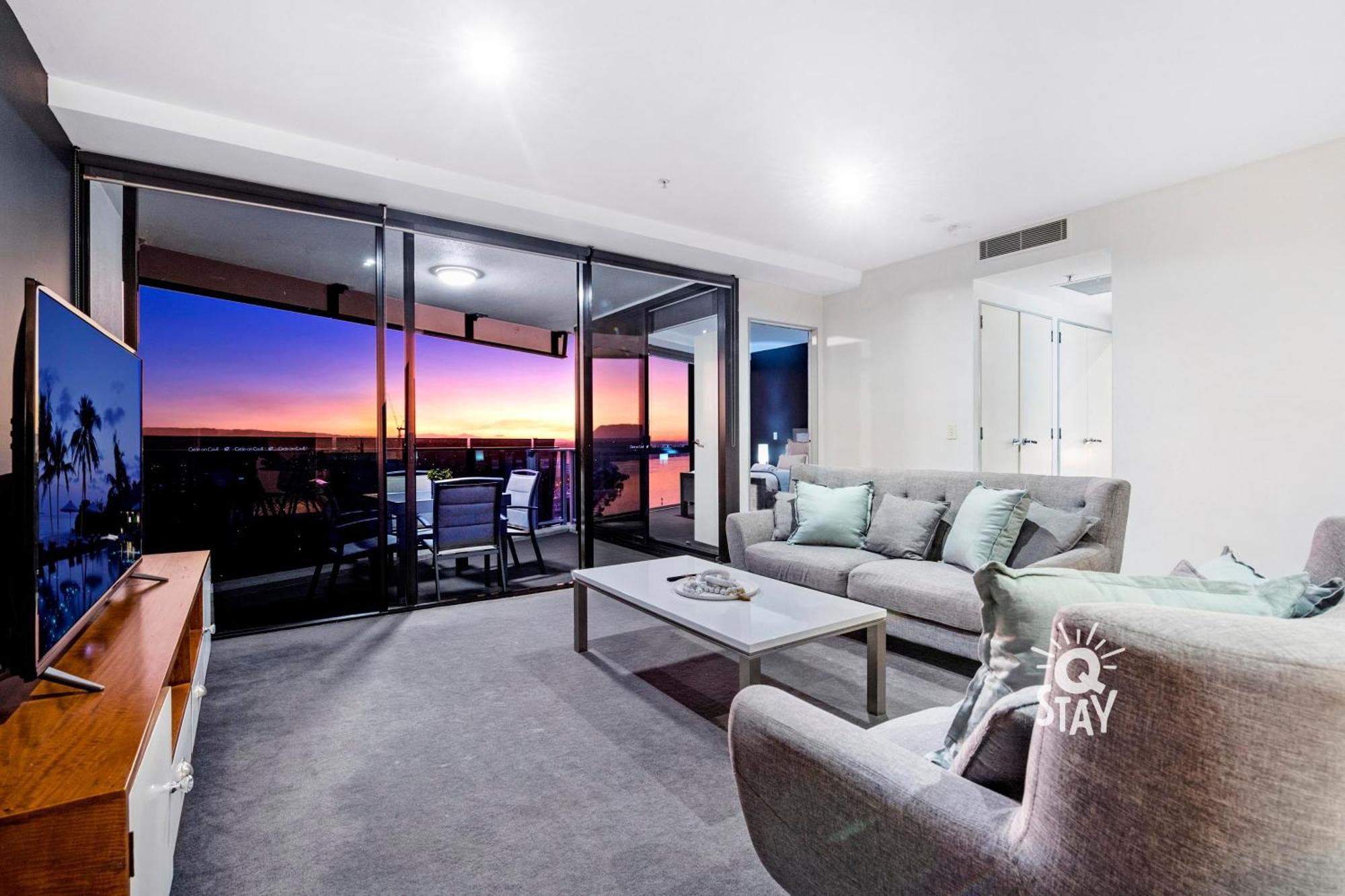 Apartment Circle On Cavill Surfers Paradise Mid Week Madness Deal - Q