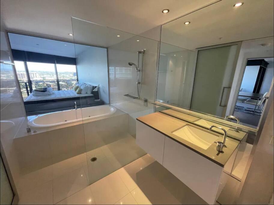 Apartment 2 Bedroom Circle On Cavil Gold Coast
