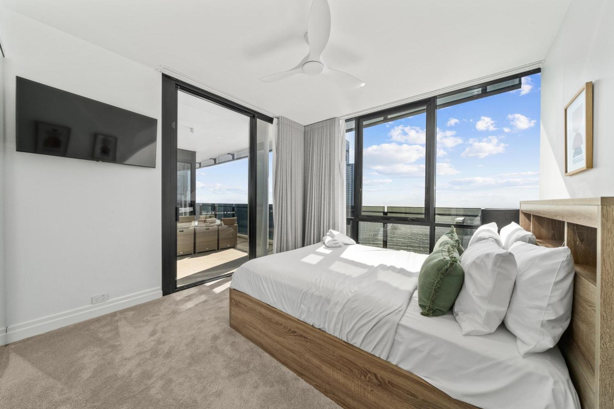 Apartment Circle On Cavill Sky High Ocean View Sub-penthouses - Self Contained & Privately Managed - Wow