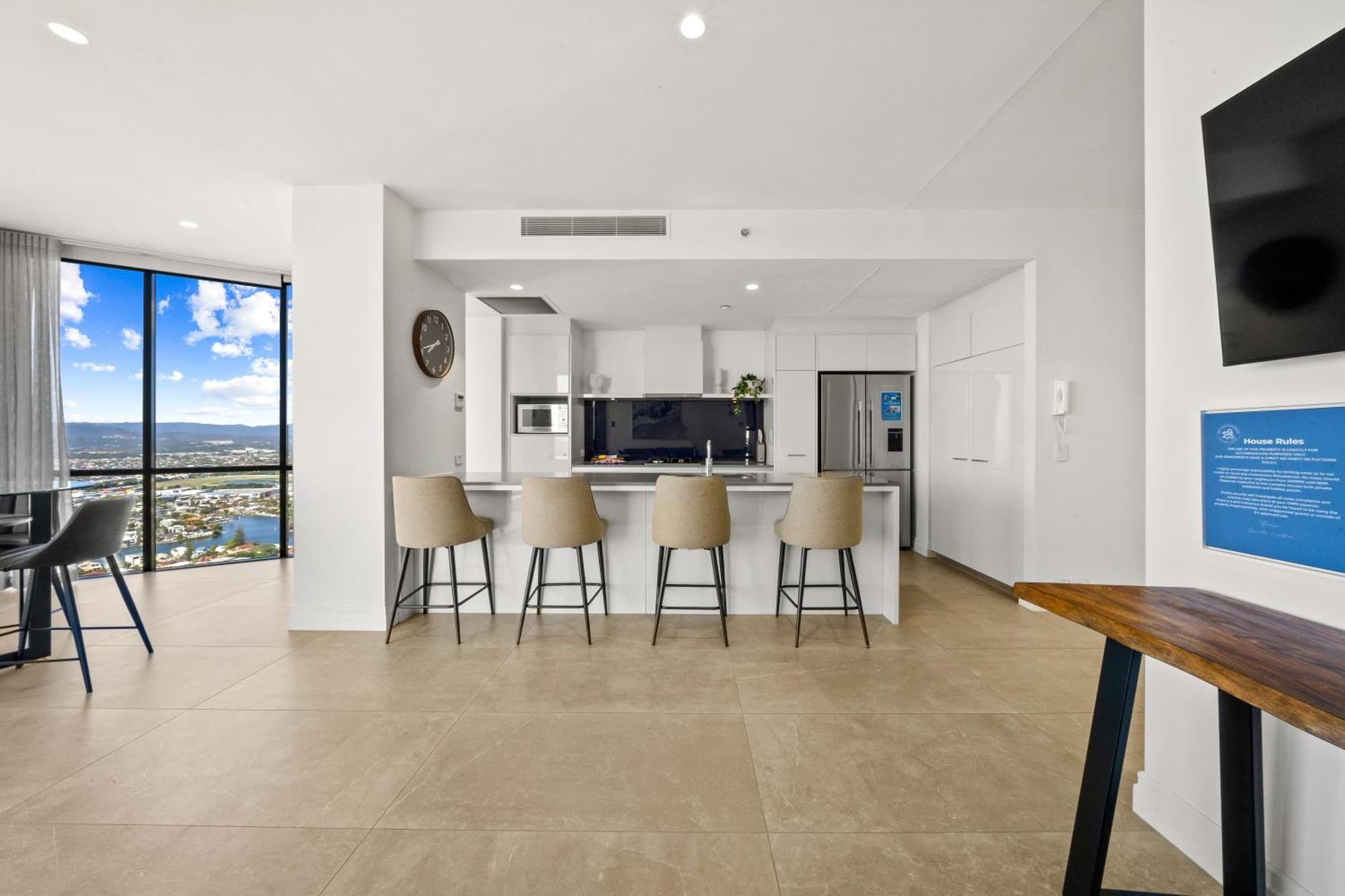 Circle On Cavill Sky High Ocean View Sub-penthouses - Self Contained & Privately Managed - Wow Apartment