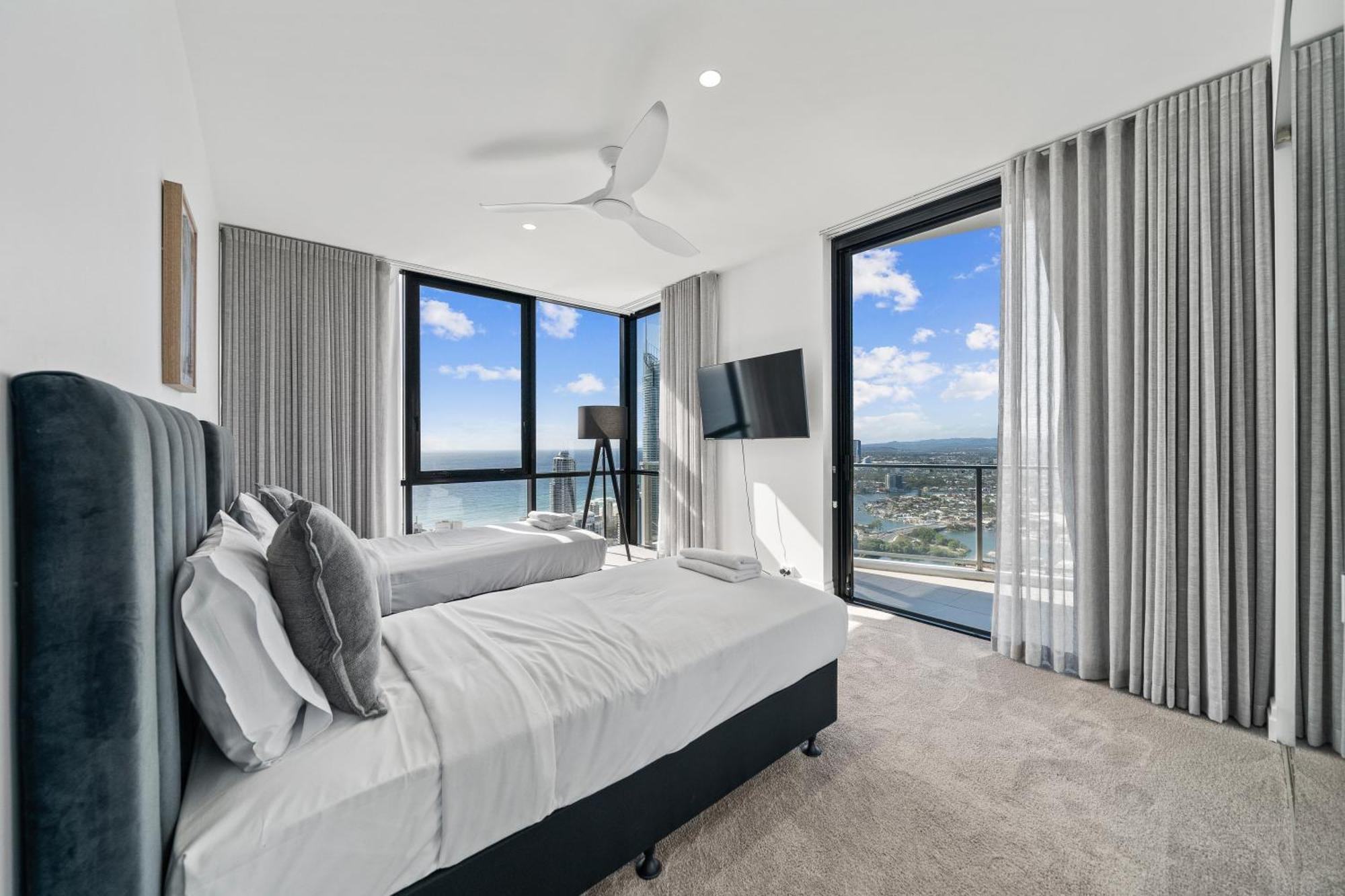 Apartment Circle On Cavill Sky High Ocean View Sub-penthouses - Self Contained & Privately Managed - Wow