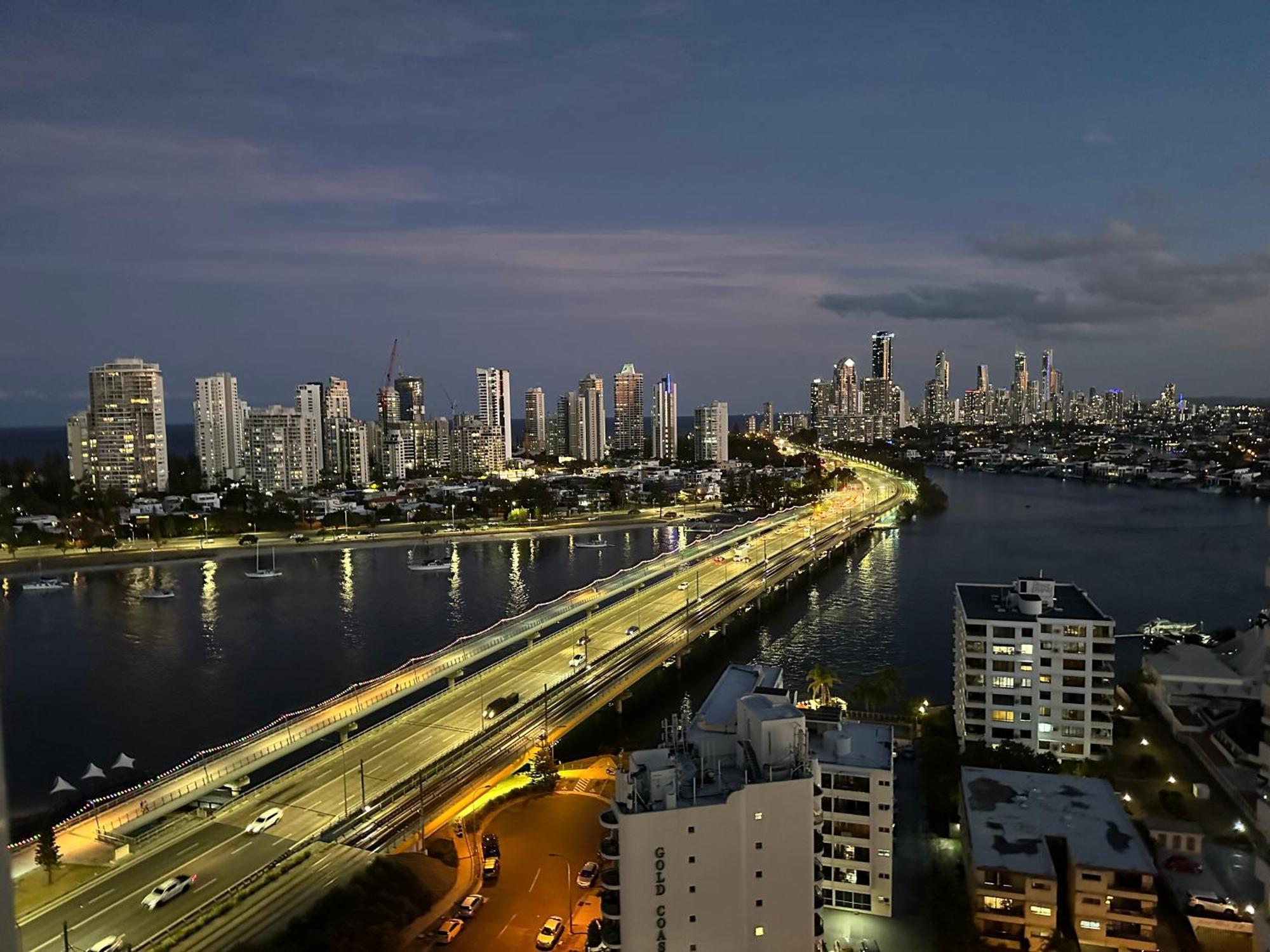 Apartment Modern With Great Amenities Gold Coast