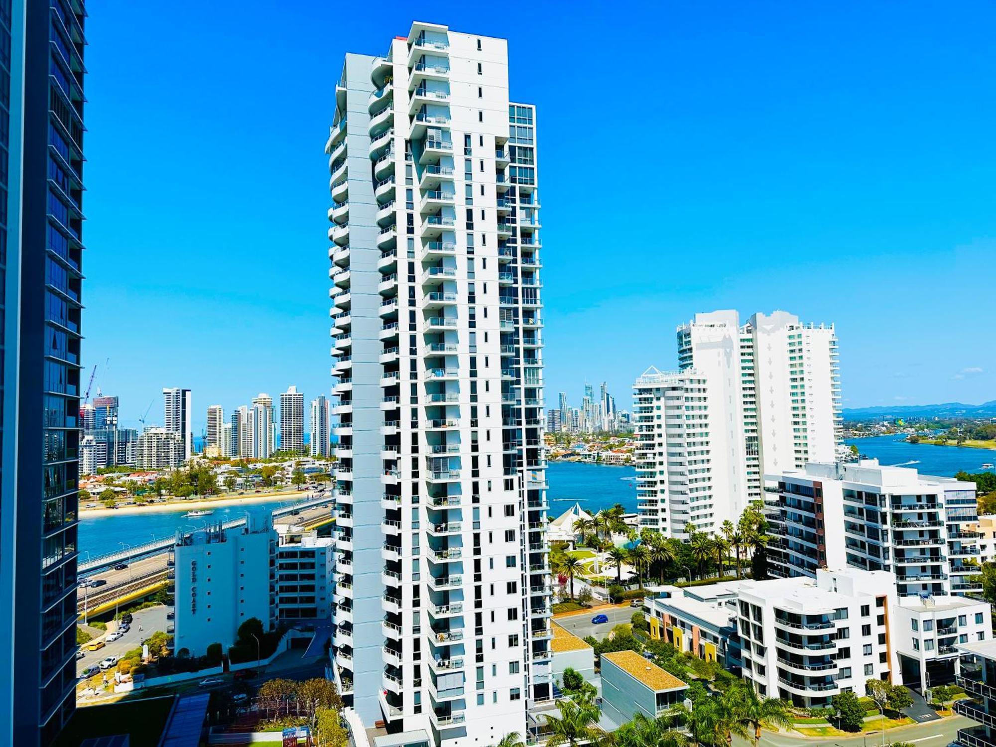 Modern With Great Amenities Gold Coast