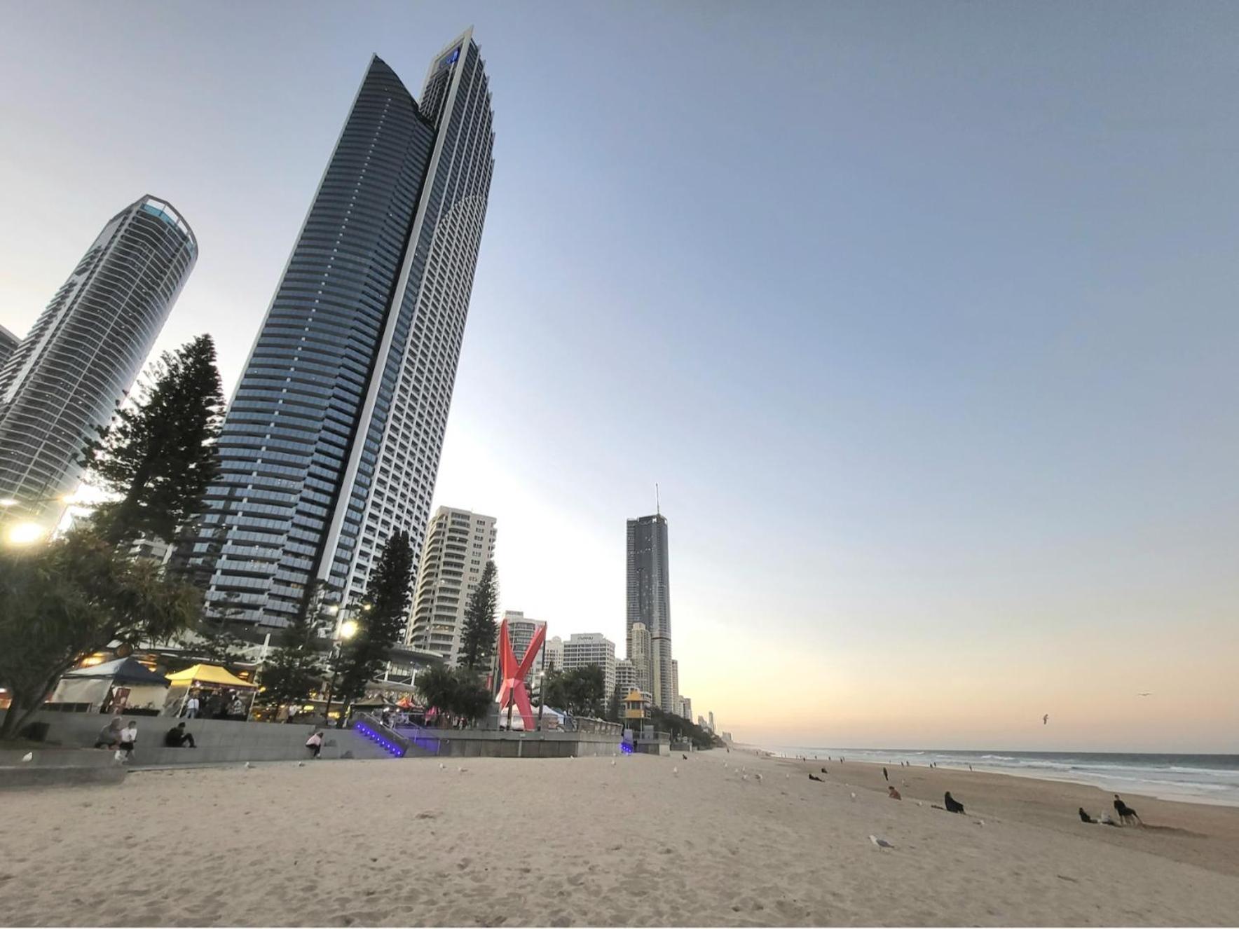 Beachside Modern In The Heart Of Surfers Paradise -free Parking Apartment *