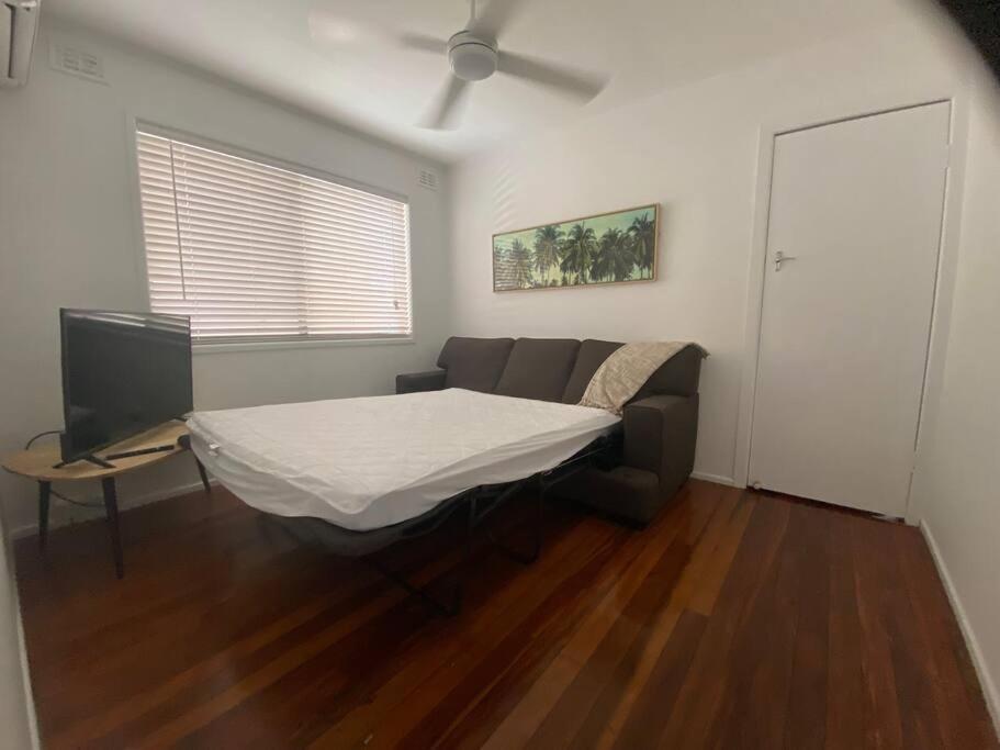 Bare Foot & Beachy On Binya! Pet Friendly House Holiday home *