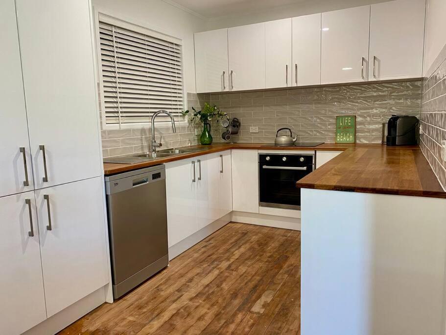 Bare Foot & Beachy On Binya! Pet Friendly House *