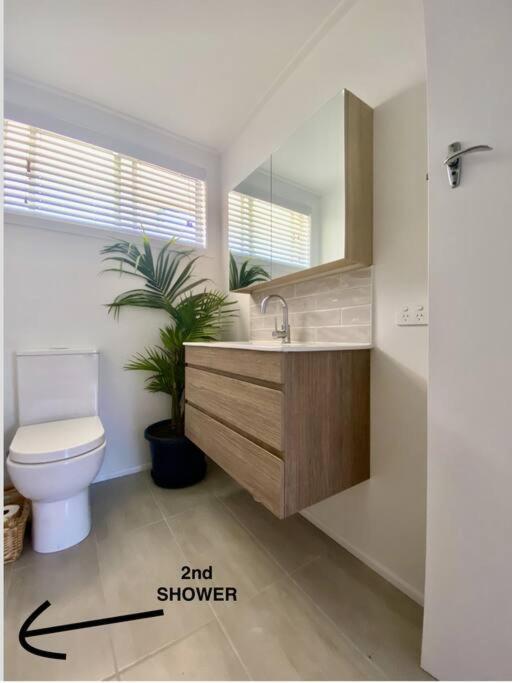 Bare Foot & Beachy On Binya! Pet Friendly House Holiday home