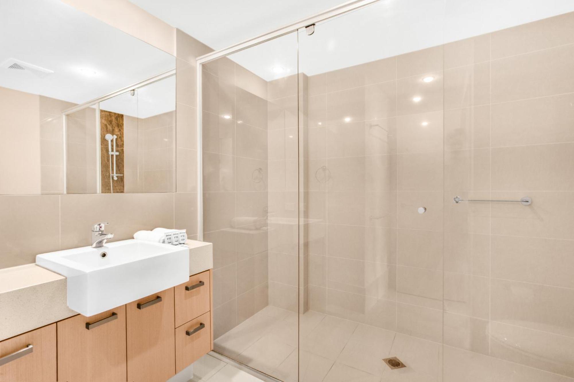 Lakeside Family Oasis With Pool, Gym And Balcony Gold Coast