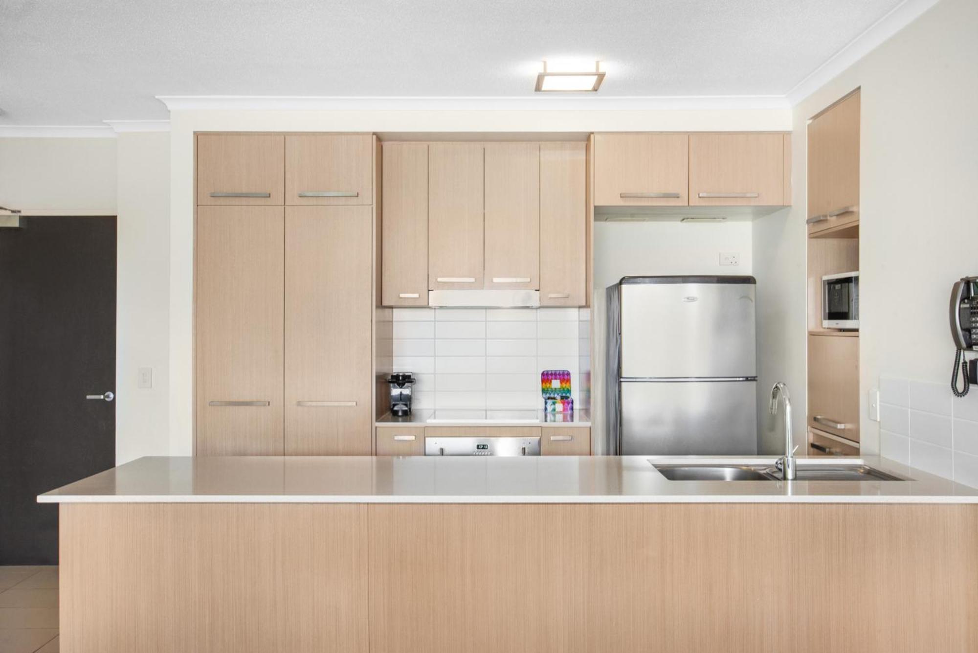 Lakeside Family Oasis With Pool, Gym And Balcony Gold Coast