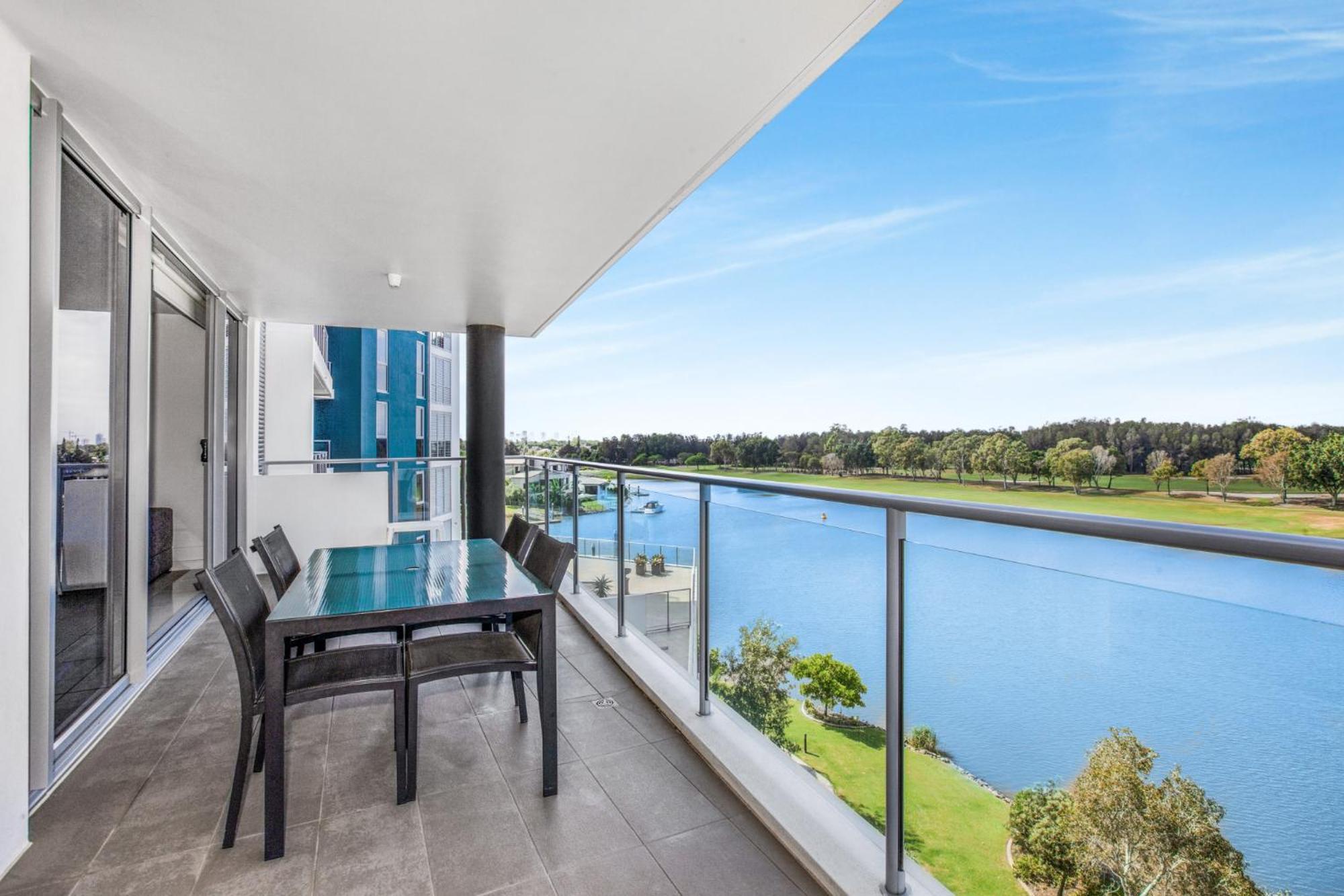 Lakeside Family Oasis With Pool, Gym And Balcony
