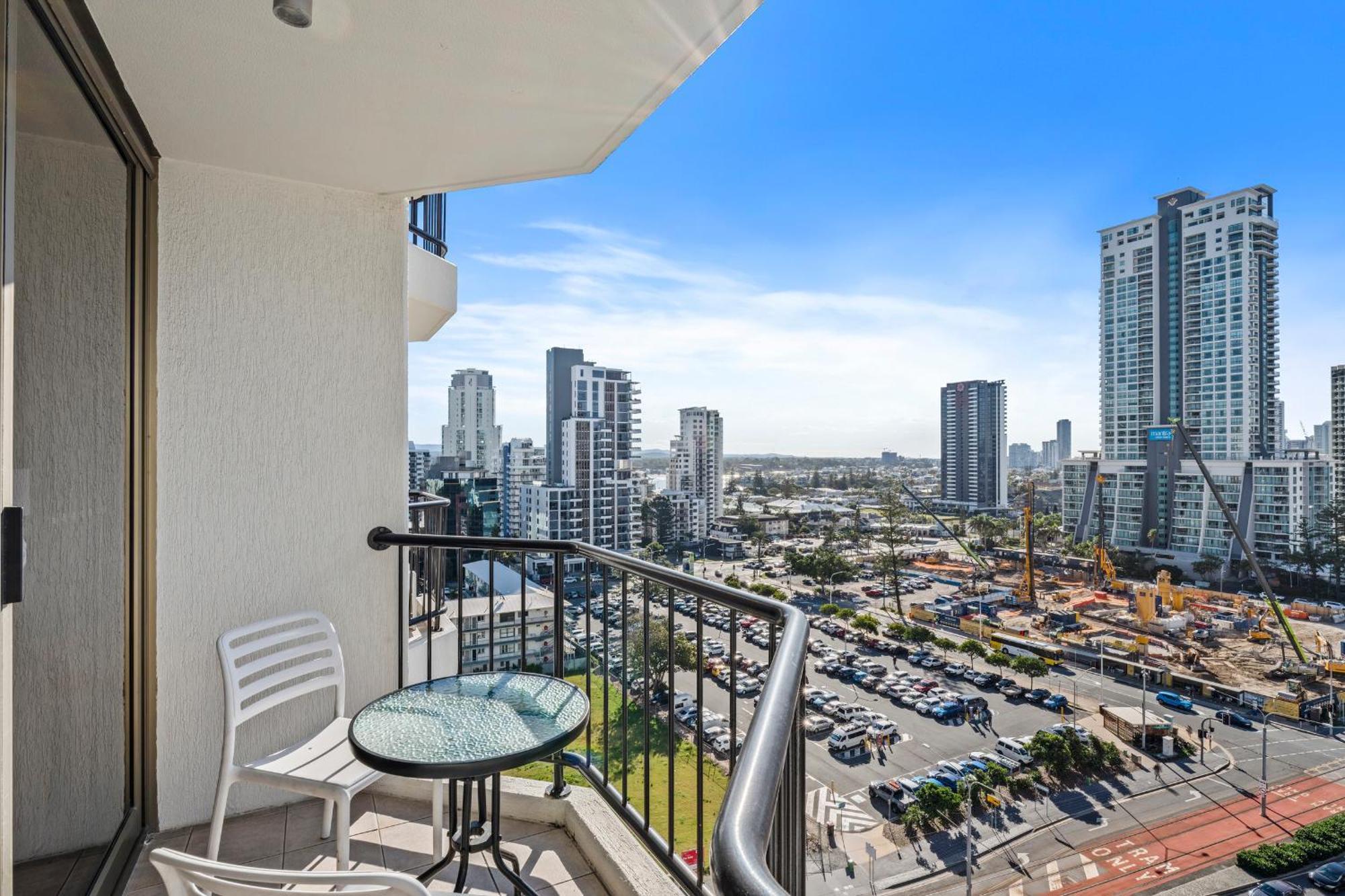 Modern Twin Units In Surfers Paradise - Q *