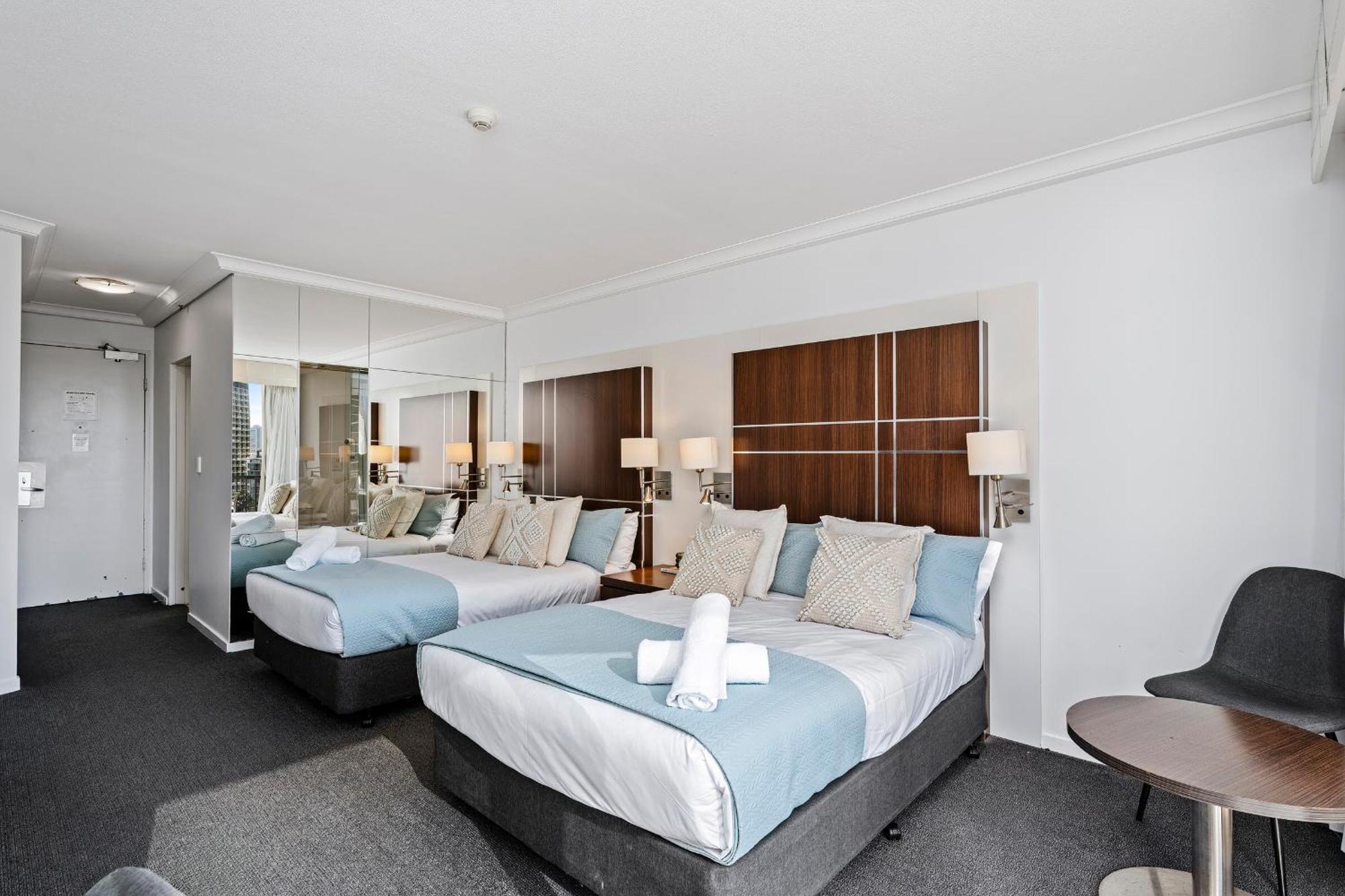 Modern Twin Units In Surfers Paradise - Q Apartment