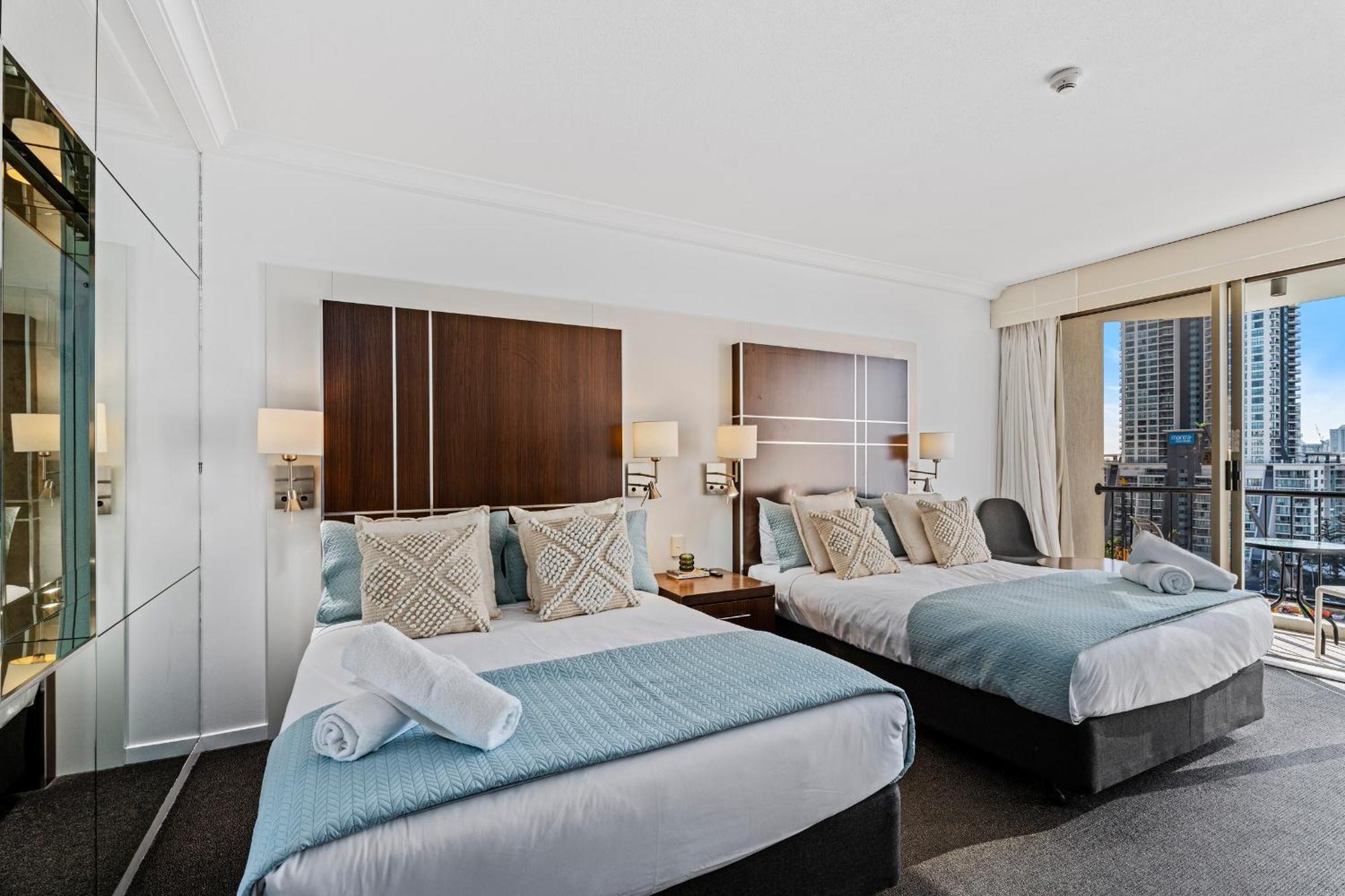 Modern Twin Units In Surfers Paradise - Q *
