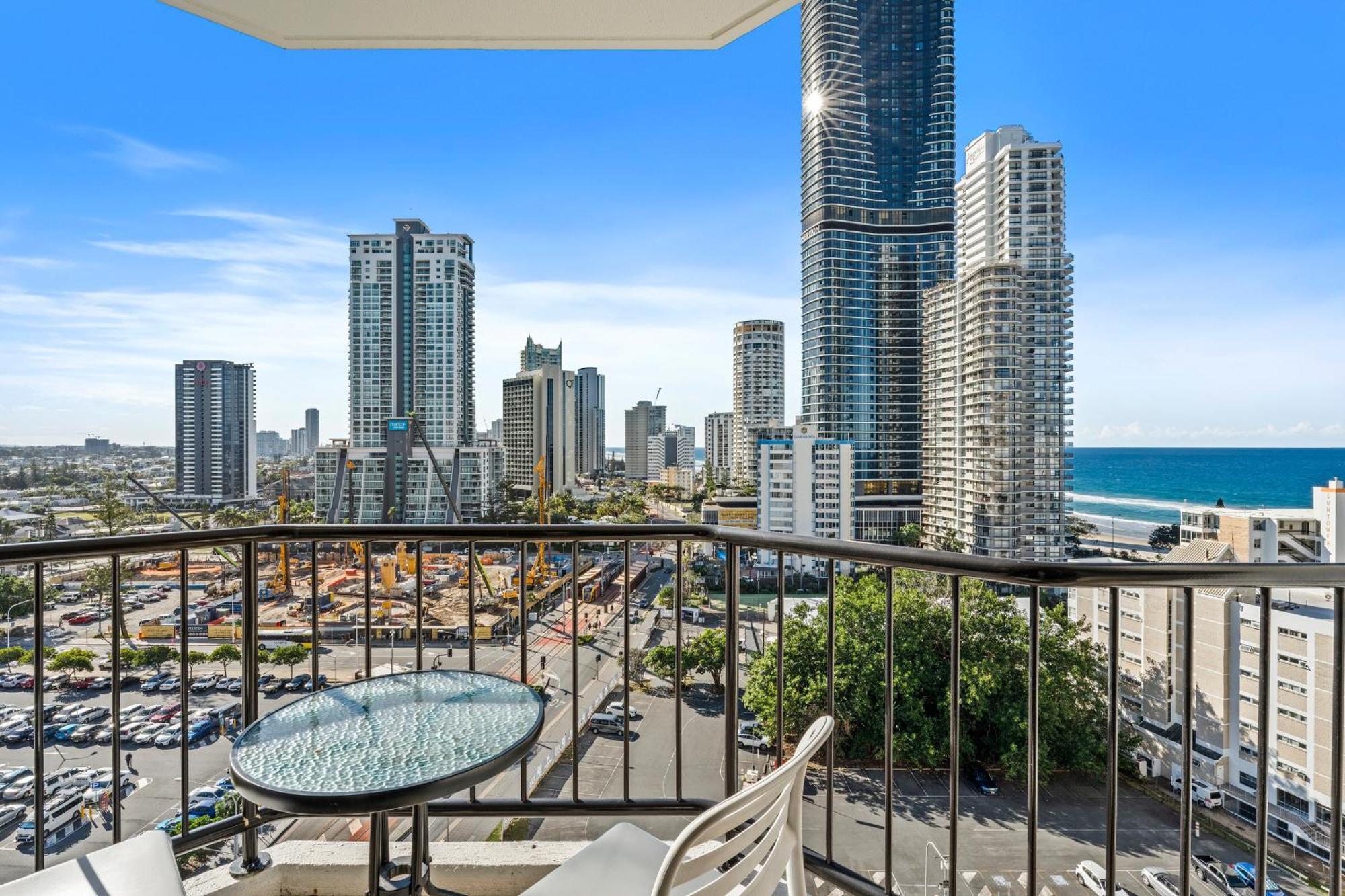 Modern Twin Units In Surfers Paradise - Q * Gold Coast