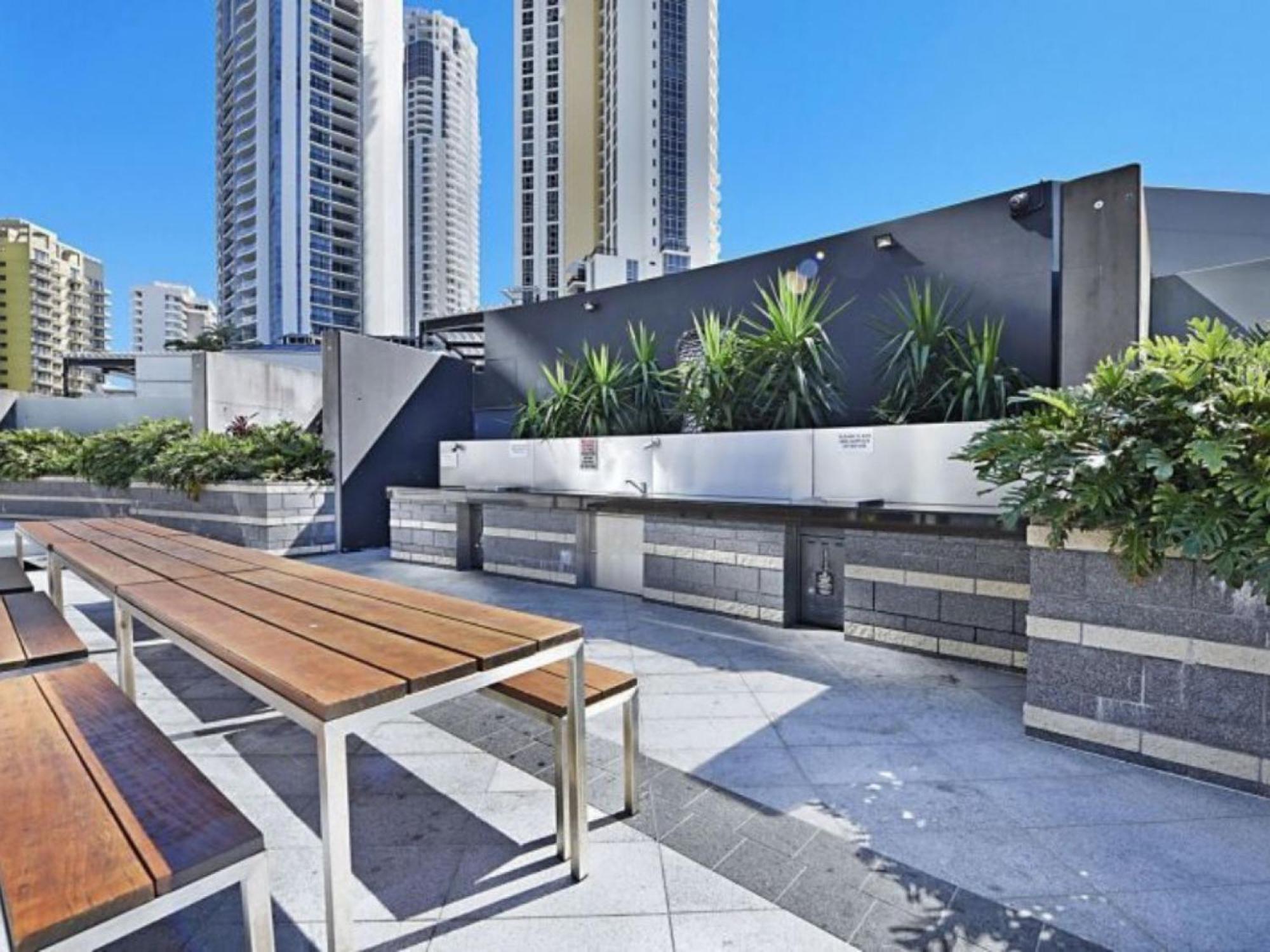 Apartment Circle On Cavill Luxe 2-bed With Views & Pool