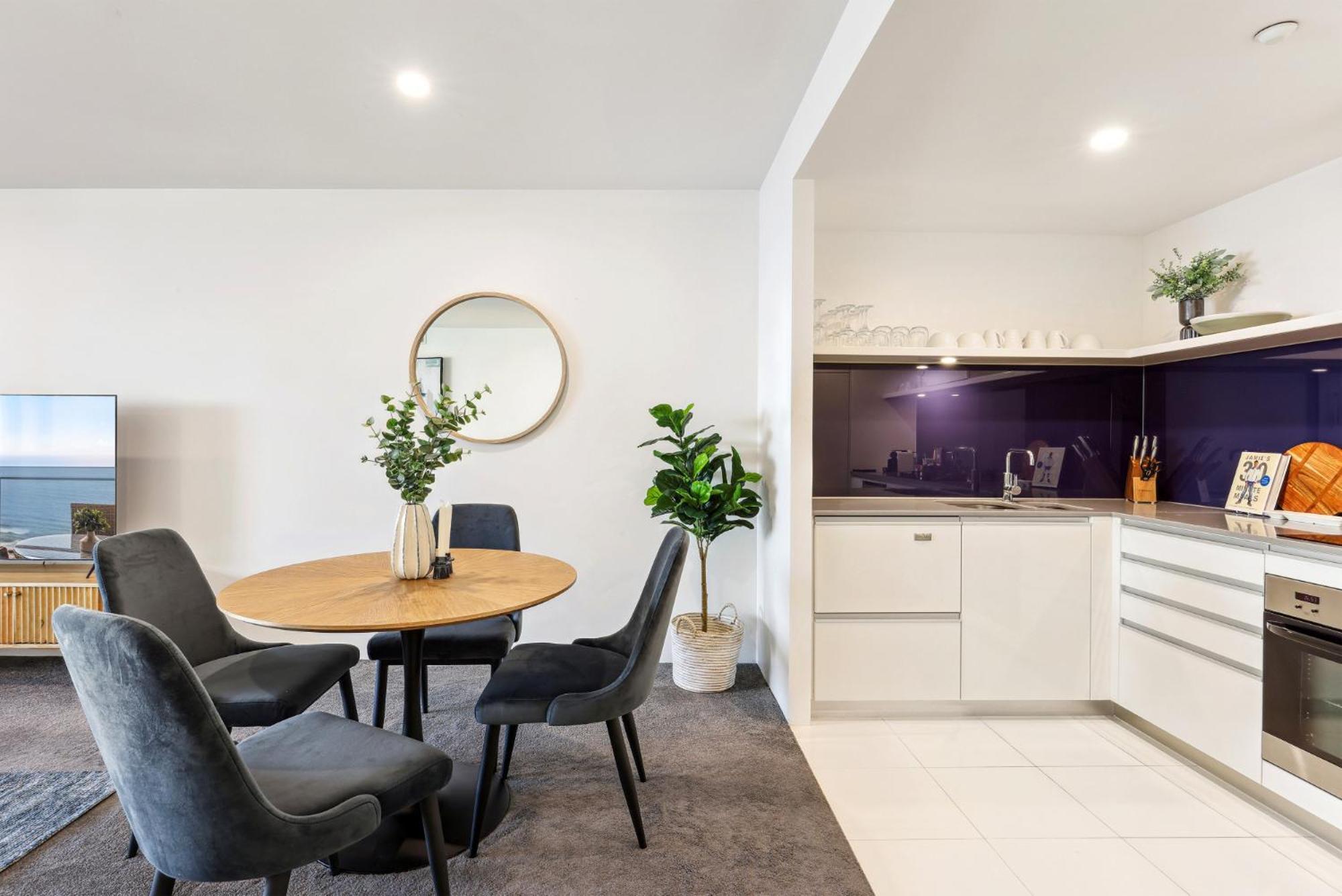 Circle On Cavill Luxe 2-bed With Views & Pool Gold Coast