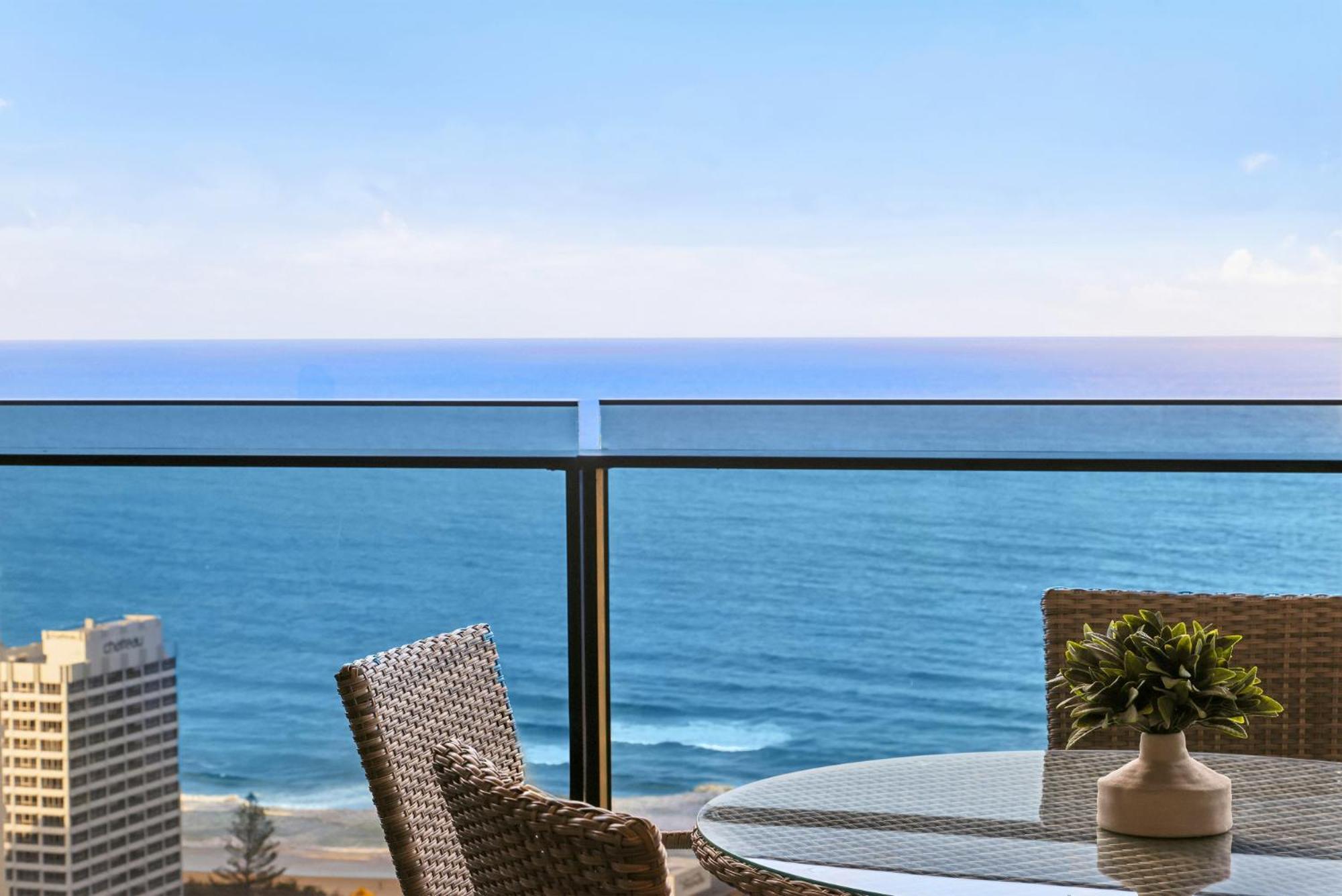 Circle On Cavill Luxe 2-bed With Views & Pool Apartment Gold Coast