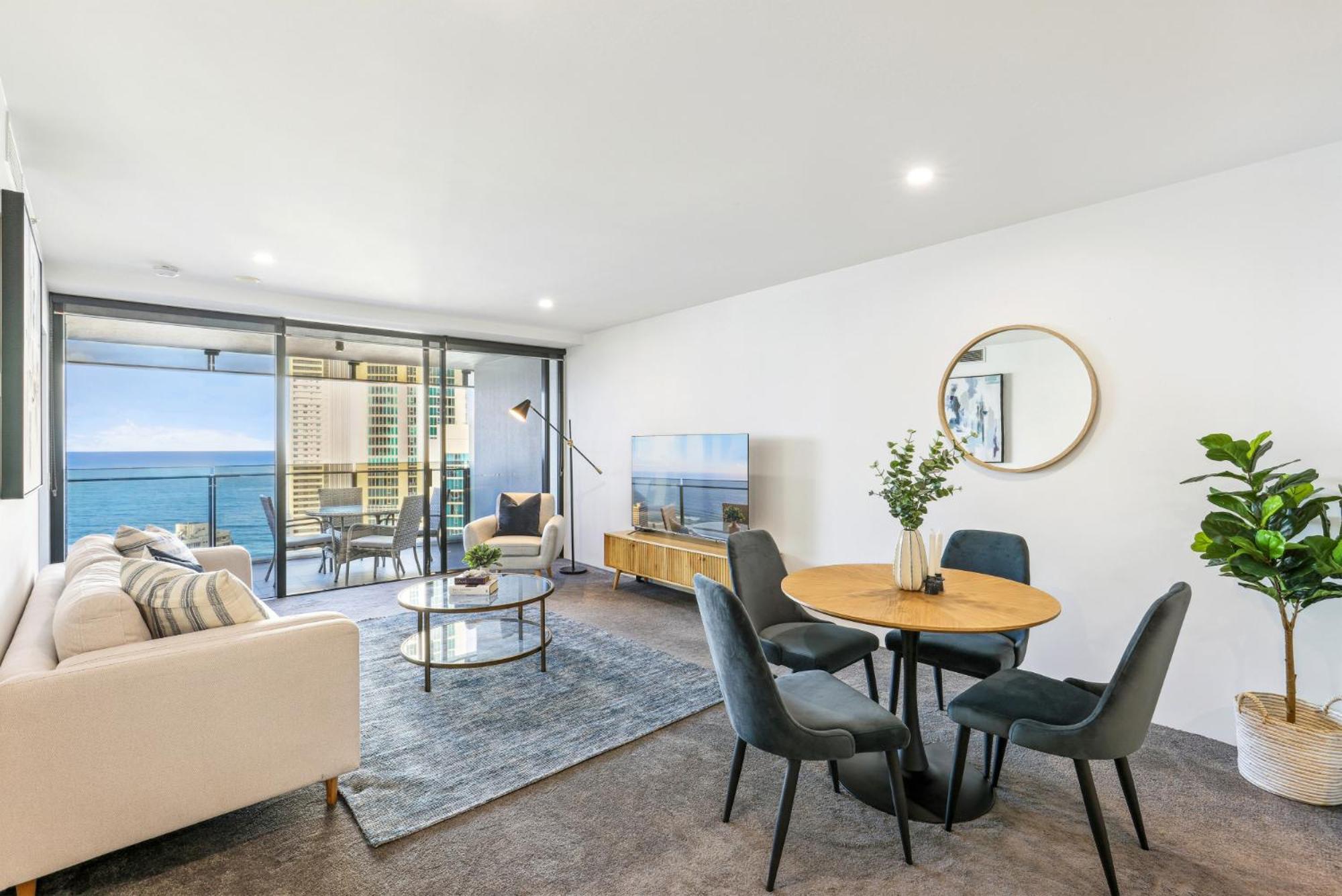 Circle On Cavill Luxe 2-bed With Views & Pool