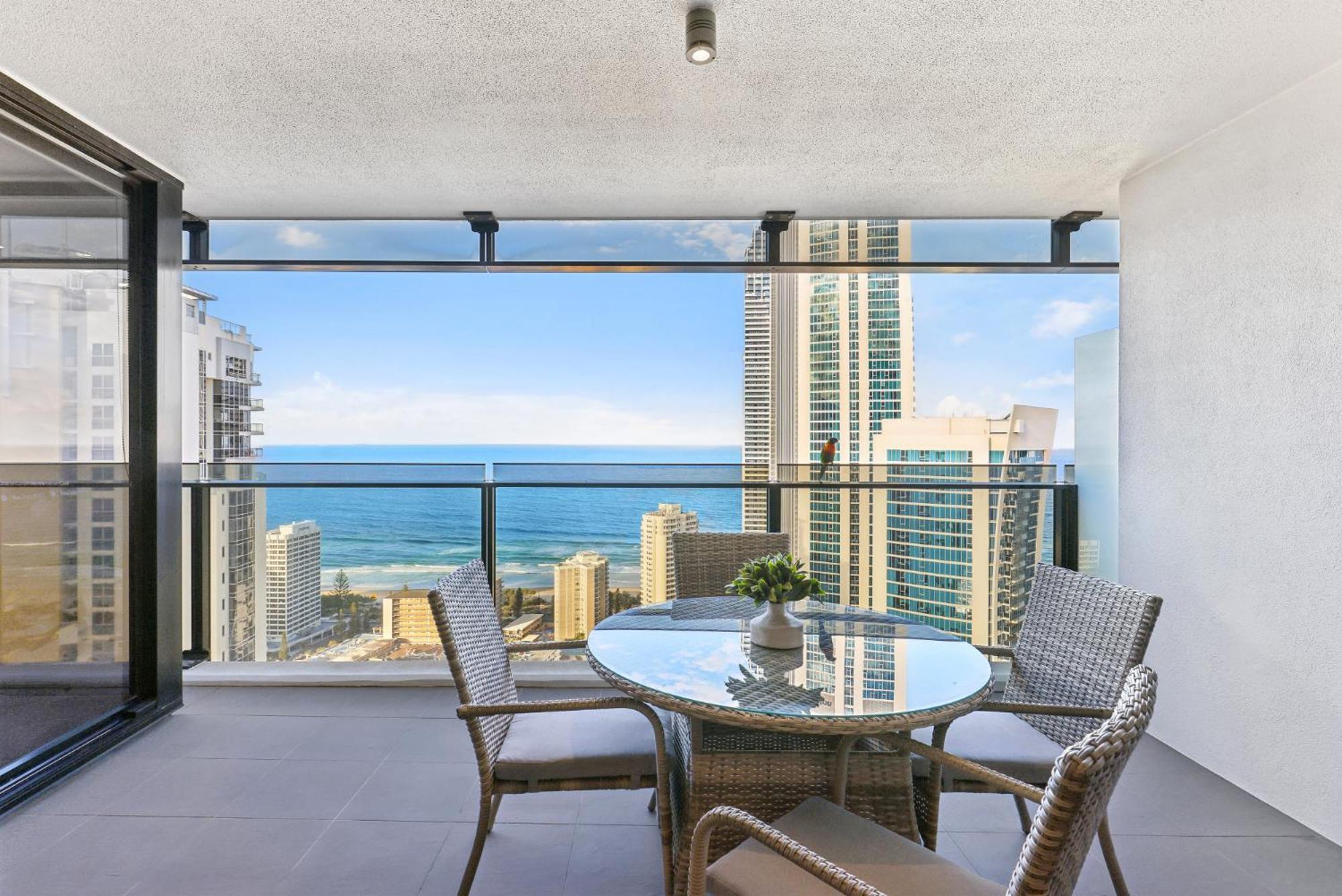 Circle On Cavill Luxe 2-bed With Views & Pool Gold Coast