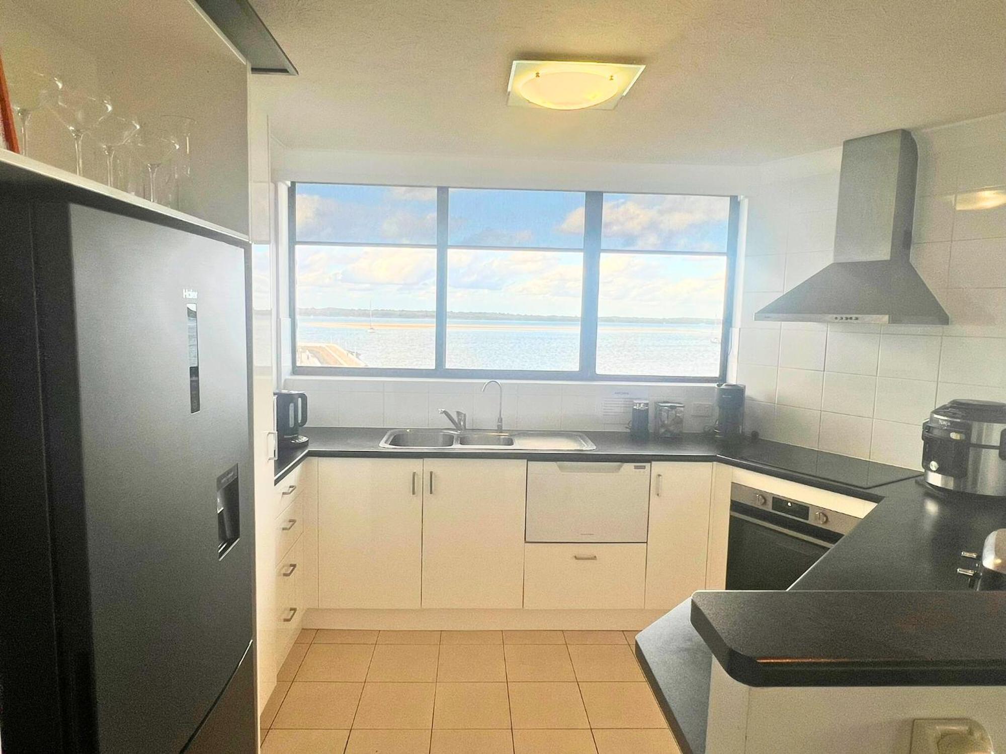 Broadwater Shores Waterfront Aparthotel 3*
