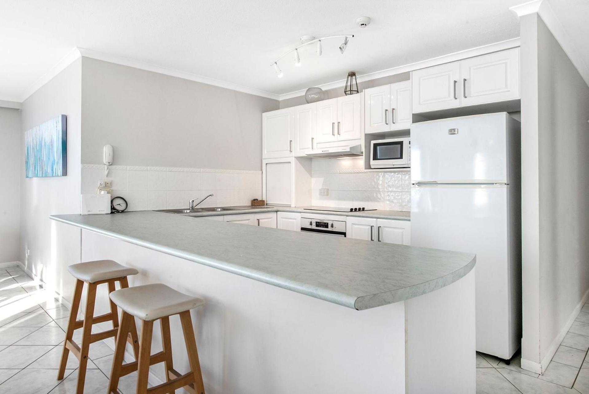 Apartment Beachfront Two Bedroom Broadbeach - Coasthm Gold Coast