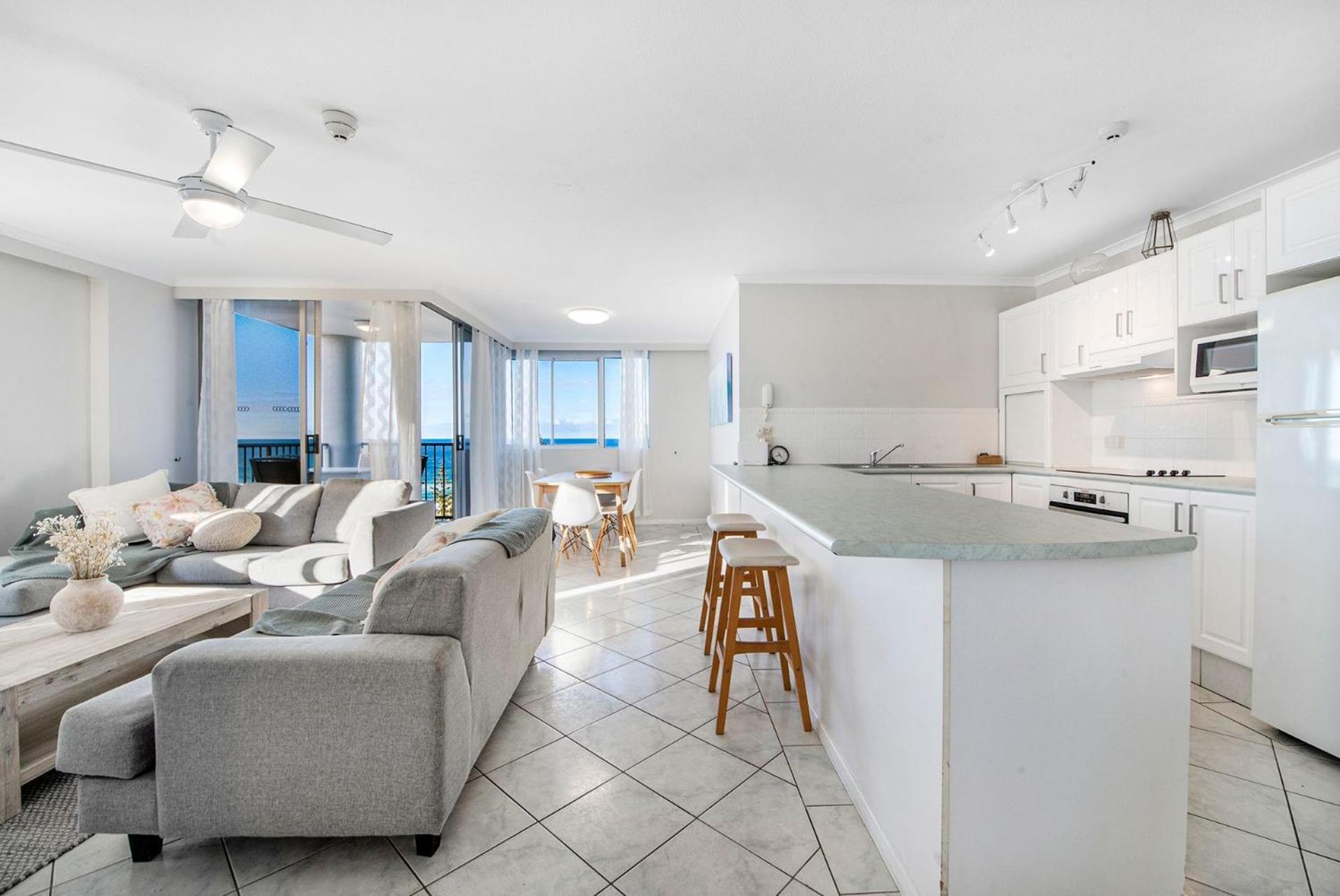 Beachfront Two Bedroom Broadbeach - Coasthm Apartment *