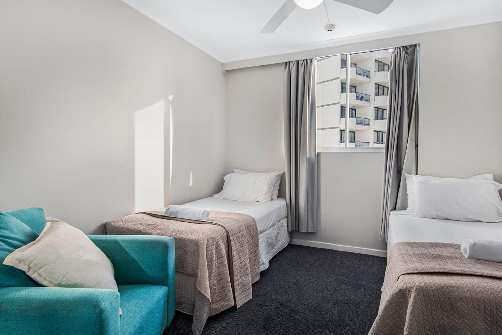 Beachfront Two Bedroom Broadbeach - Coasthm Apartment *