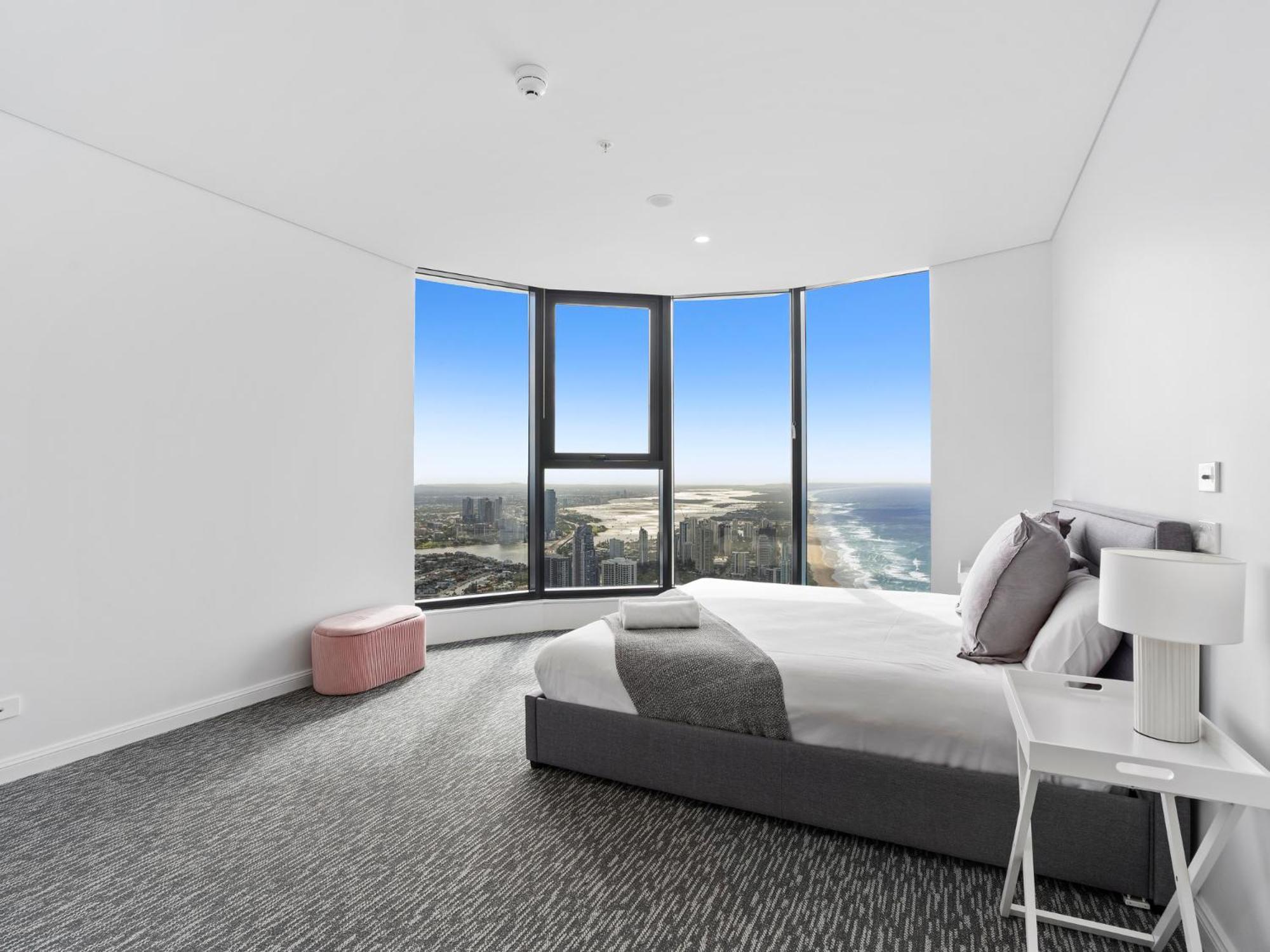 Surfers Paradise New Beachfront Apartment *