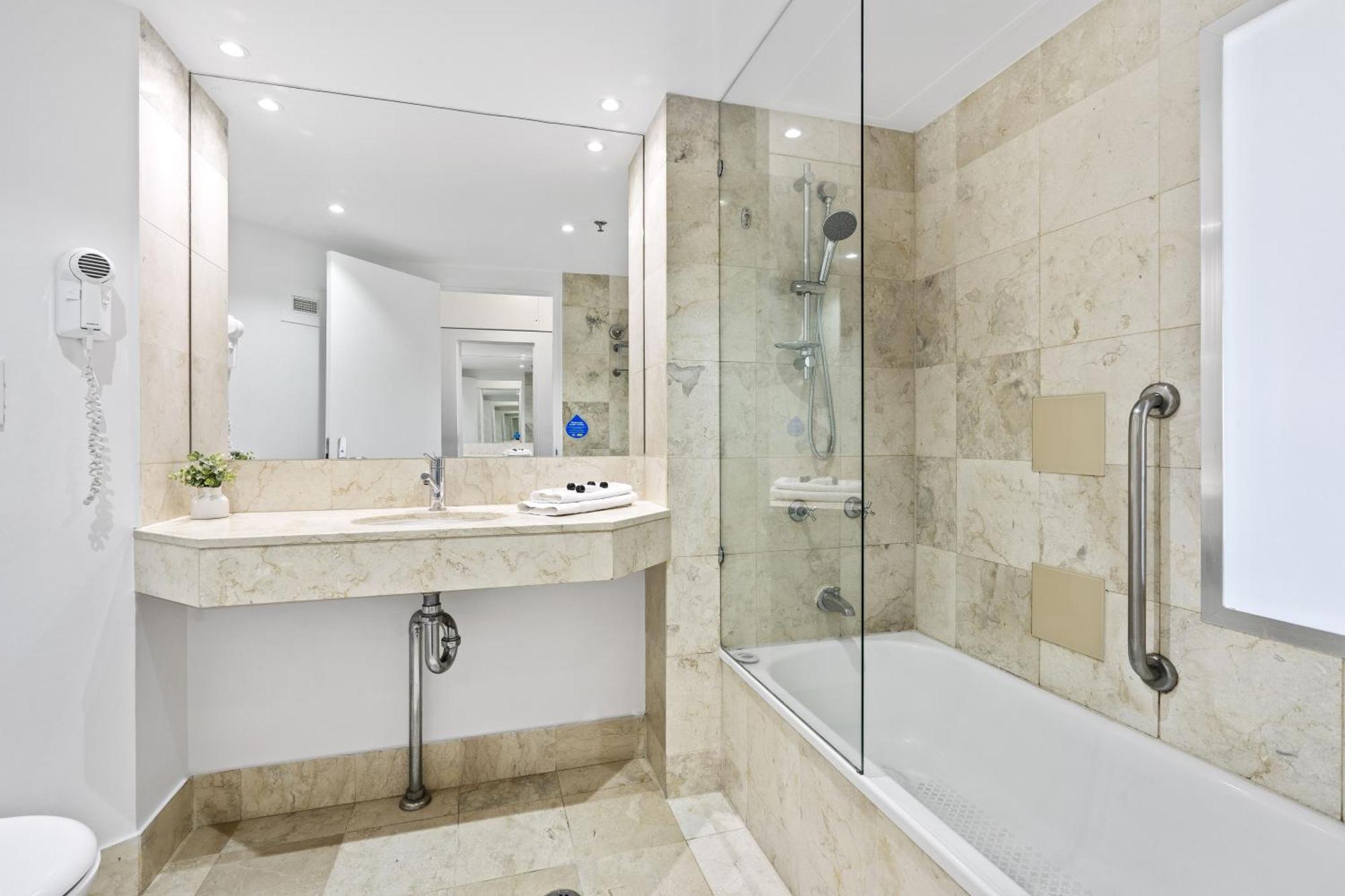 Modern Twin Units In Surfers Paradise - Q Apartment