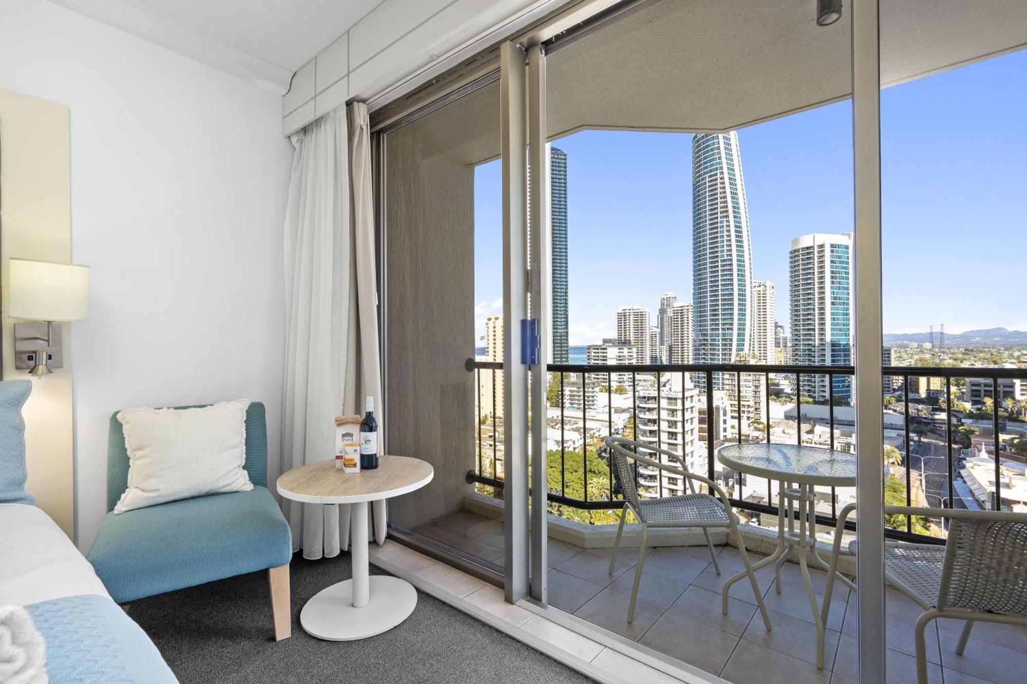 Modern Twin Units In Surfers Paradise - Q Apartment