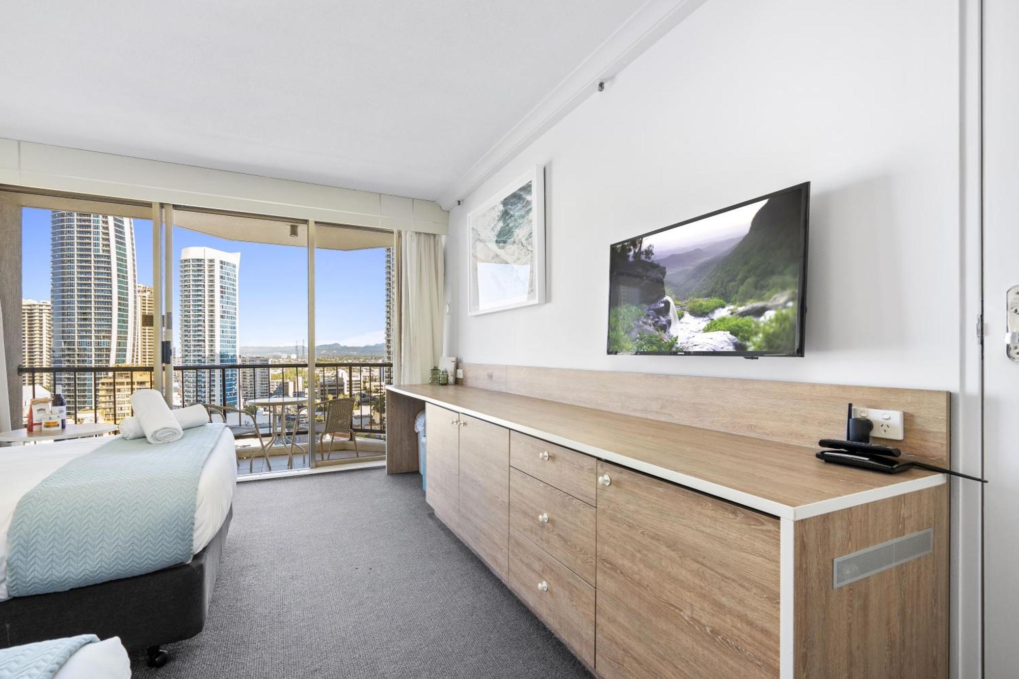 Modern Twin Units In Surfers Paradise - Q *