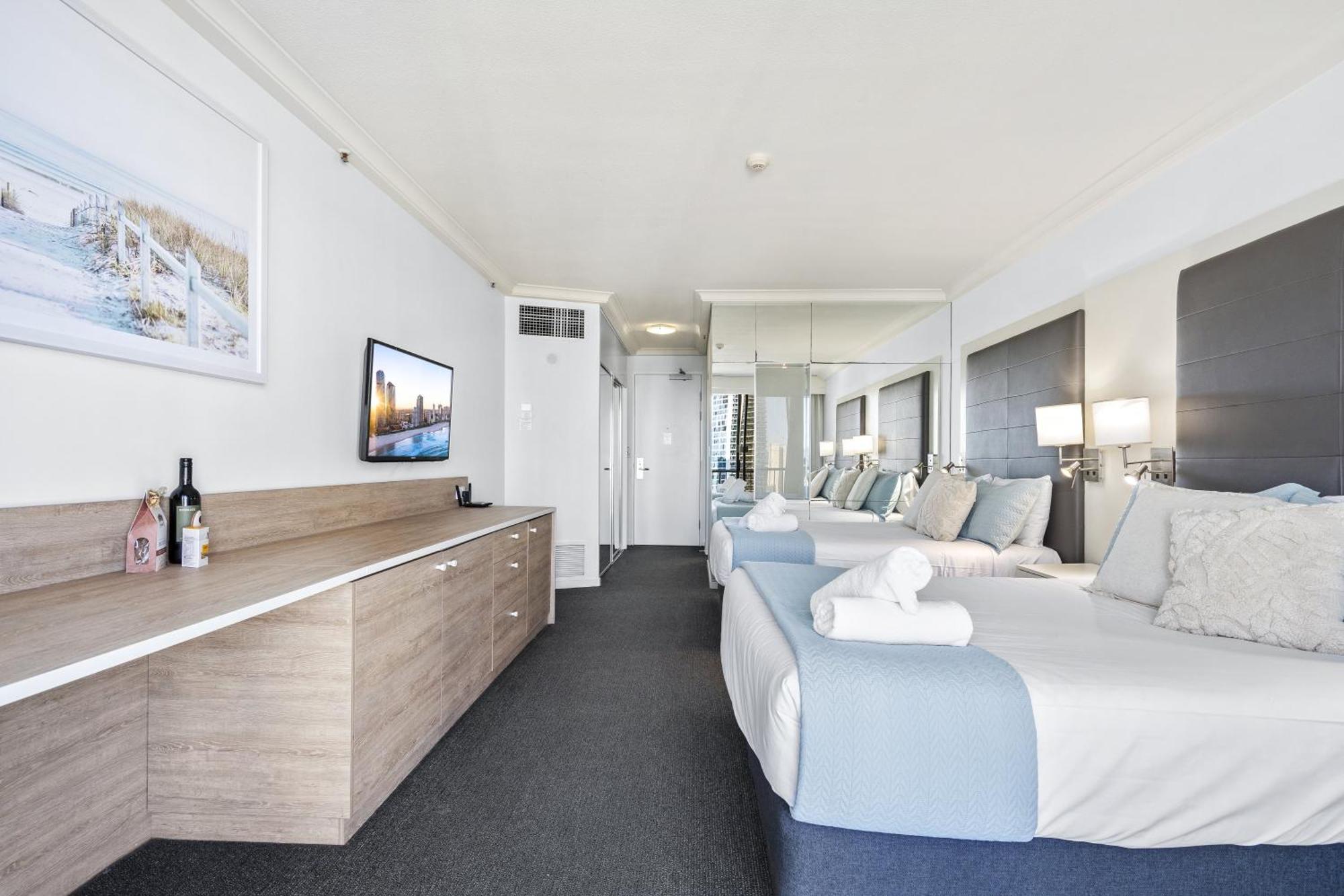 Modern Twin Units In Surfers Paradise - Q * Gold Coast