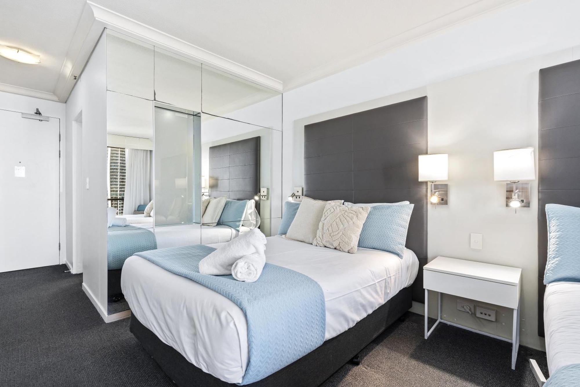 Modern Twin Units In Surfers Paradise - Q * Gold Coast