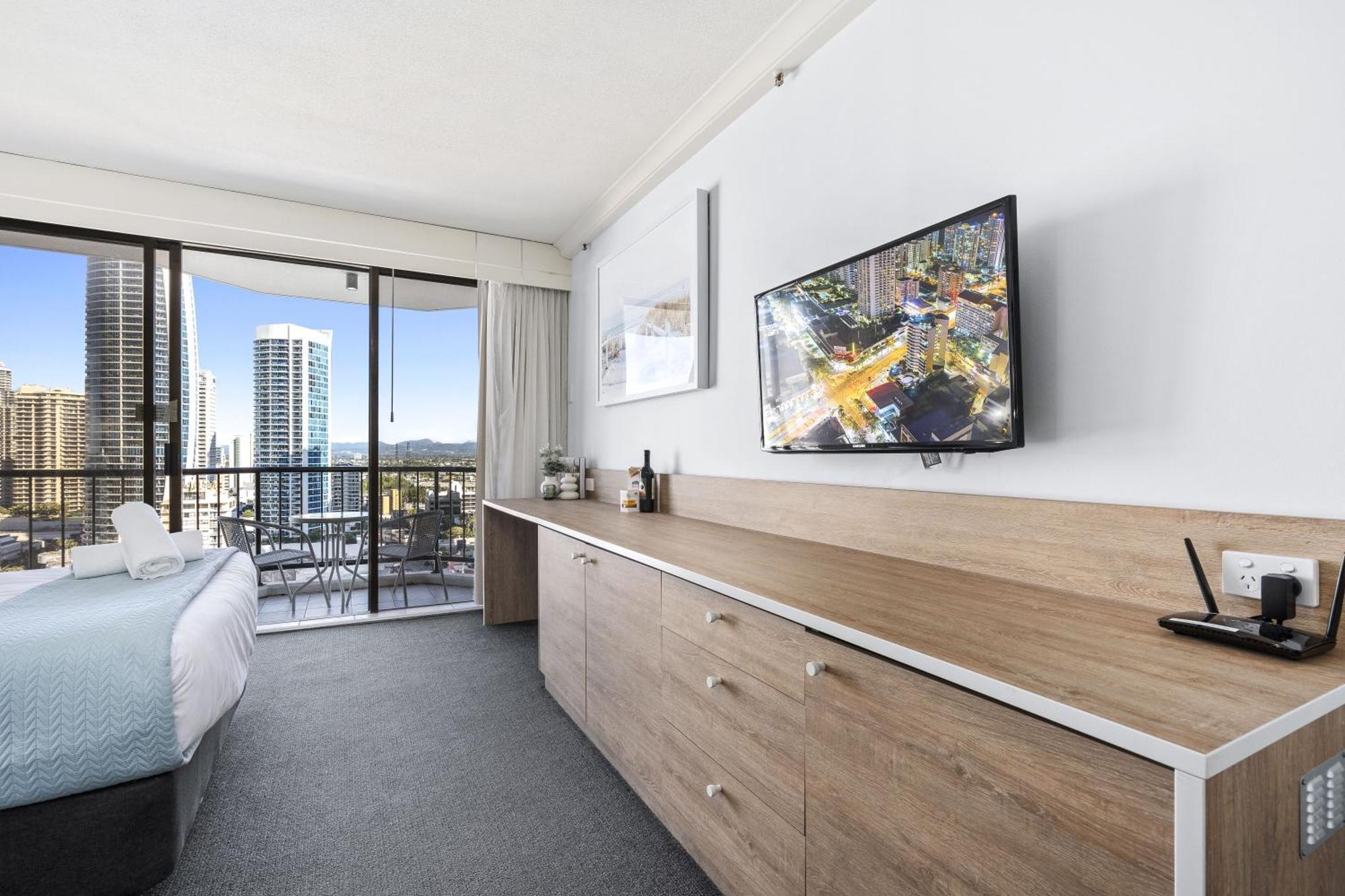 Modern Twin Units In Surfers Paradise - Q *