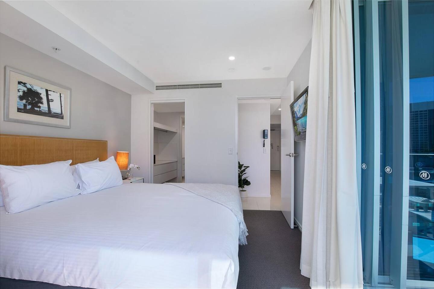 Meets Coast - Modern Haven By The Apartment Gold Coast