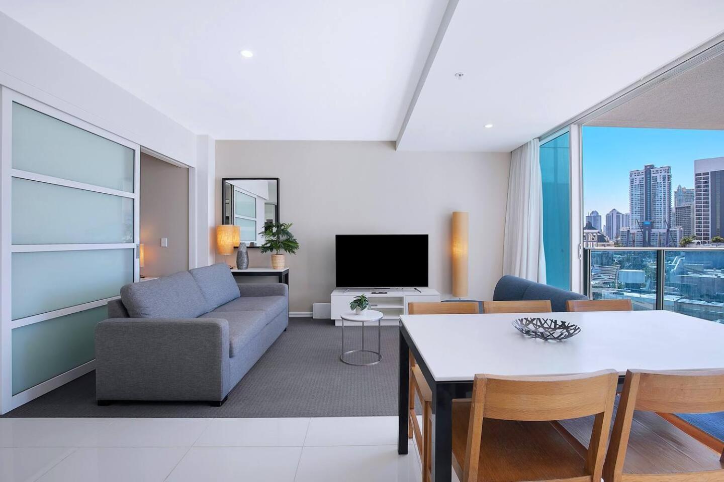Apartment Meets Coast - Modern Haven By The Gold Coast
