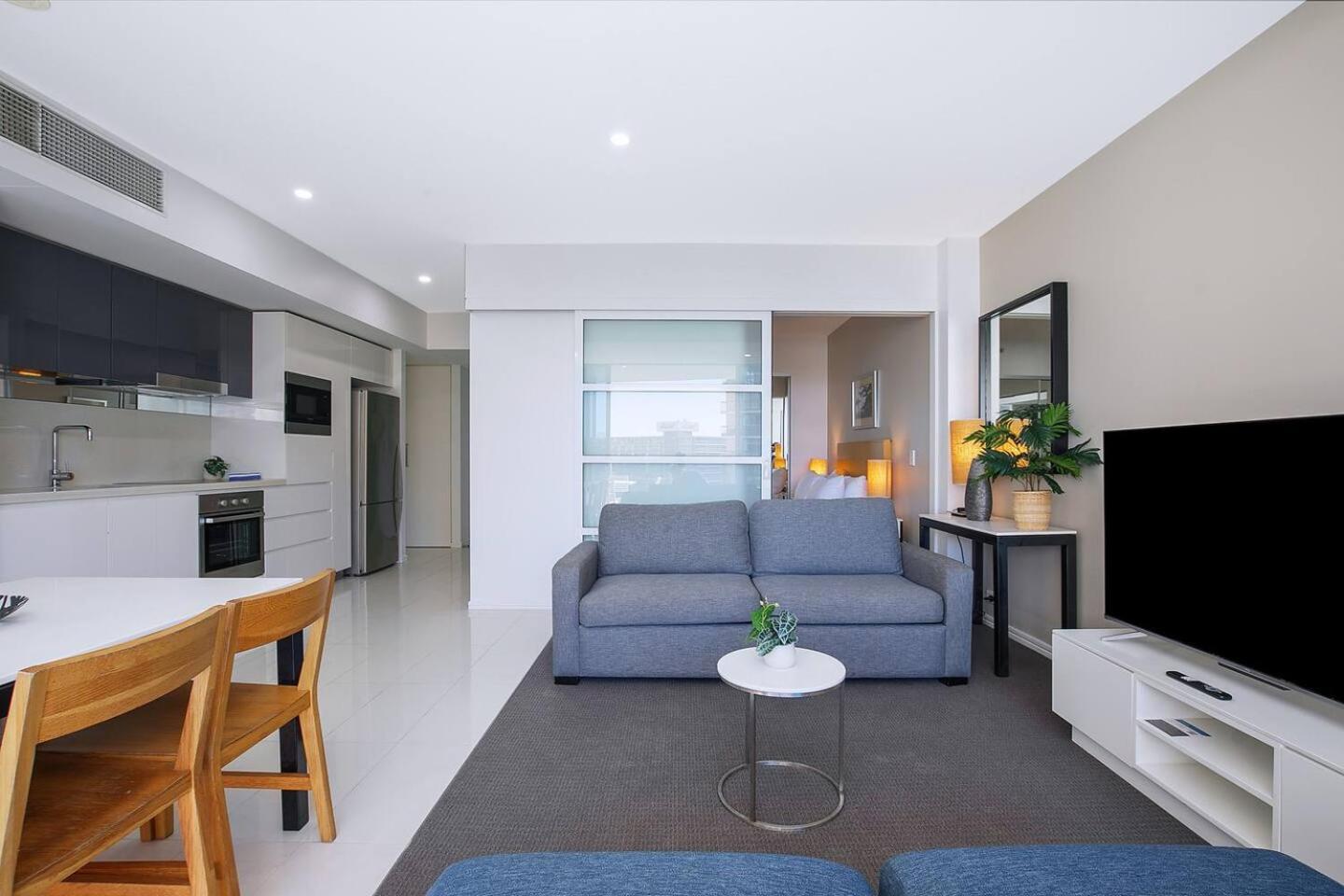 Meets Coast - Modern Haven By The Gold Coast