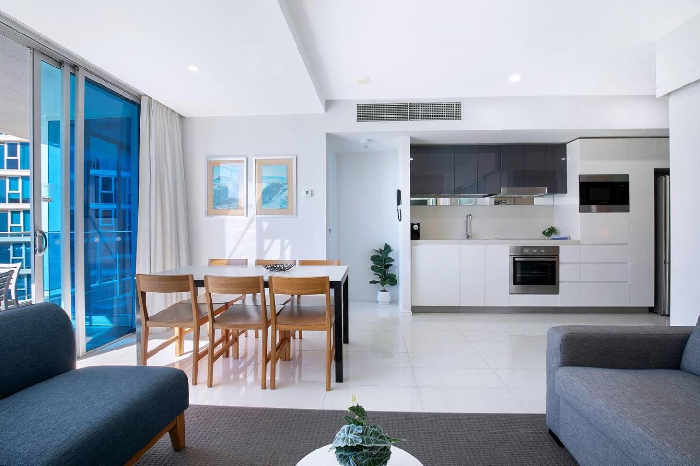 Meets Coast - Modern Haven By The Gold Coast