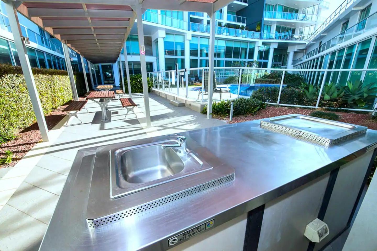 Modern 2 Bedroom Apt Near Tram & Ocean *