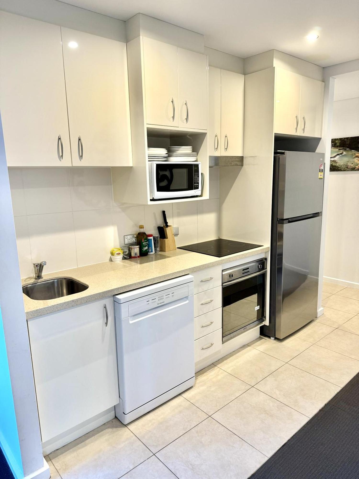 Apartment Modern 2 Bedroom Apt Near Tram & Ocean