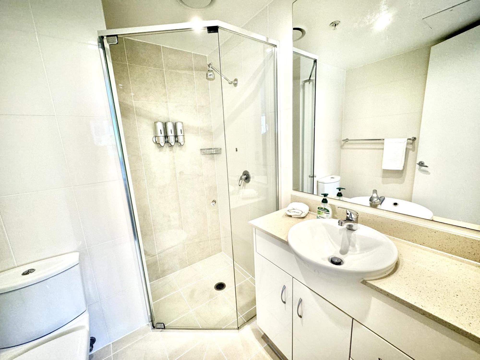 Modern 2 Bedroom Apt Near Tram & Ocean Apartment