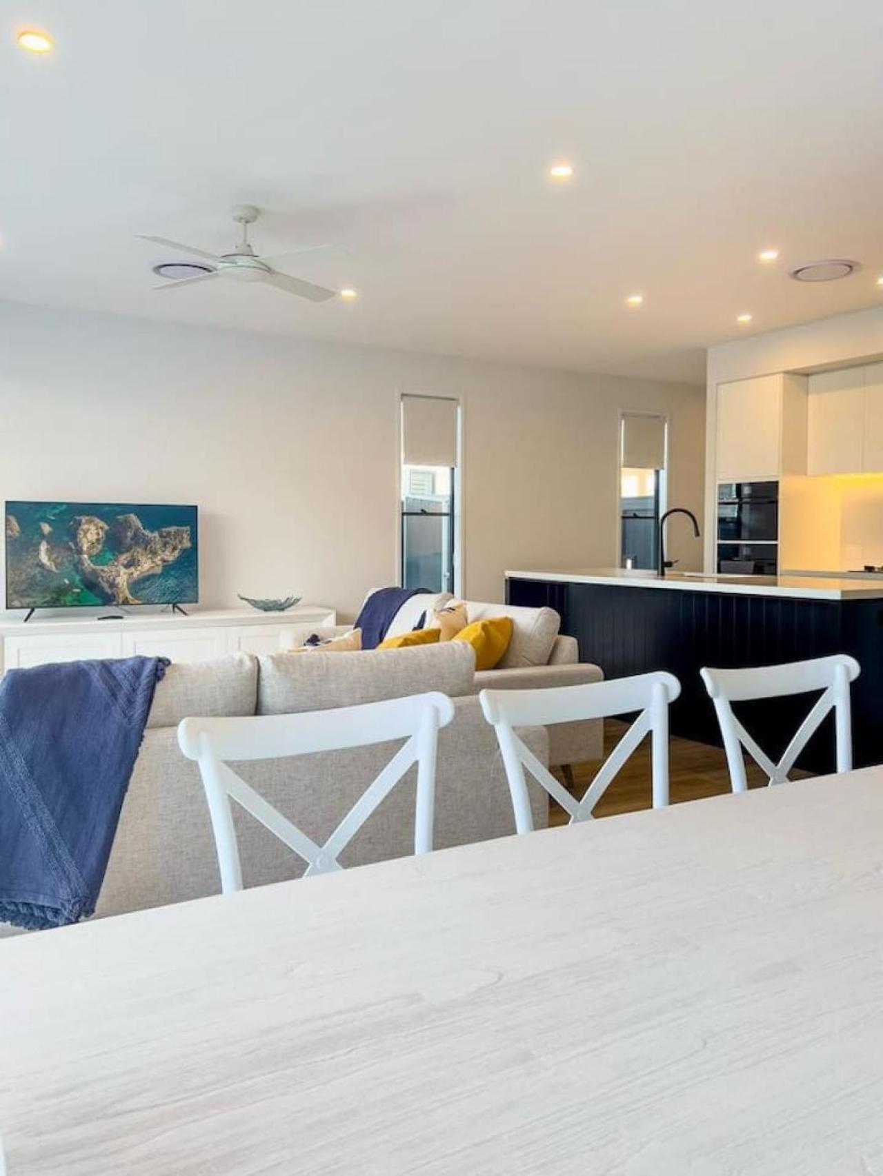 Tranquil Waterside Elegance Holiday home