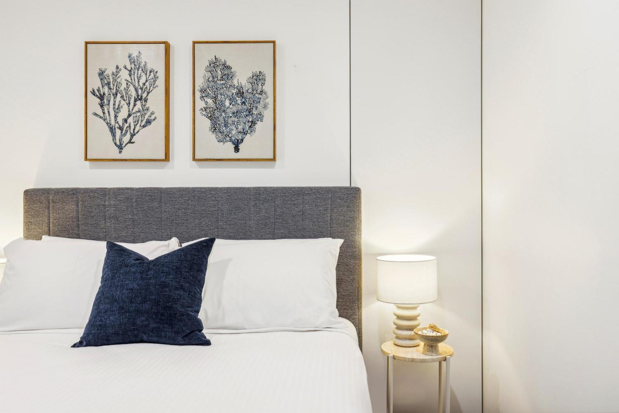 Circle On Cavill Luxe 2-bed With Views & Pool Apartment *