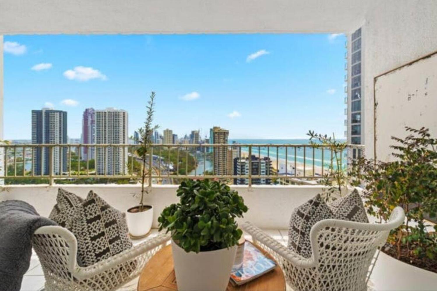 Elegant Oceanview Apartment