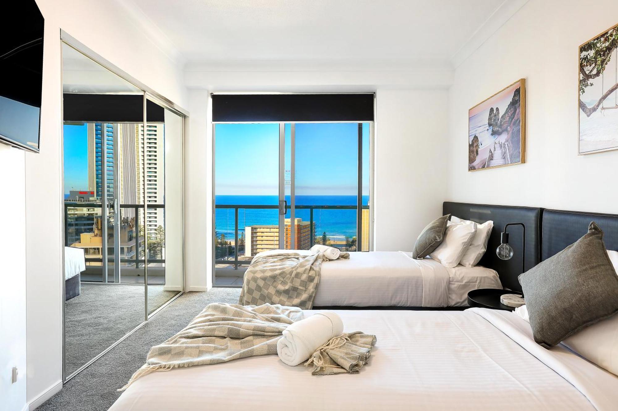 Stunning Chevron 3 Pools - Optimise Apartment